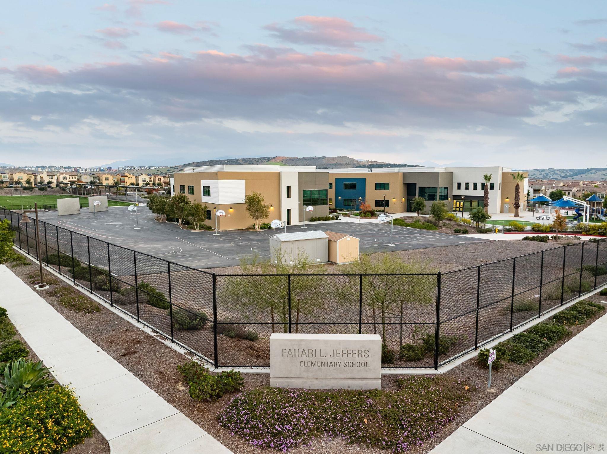 Detail Gallery Image 29 of 31 For 1935  Avenida Citron  #109,  Chula Vista,  CA 91913 - 3 Beds | 2/1 Baths