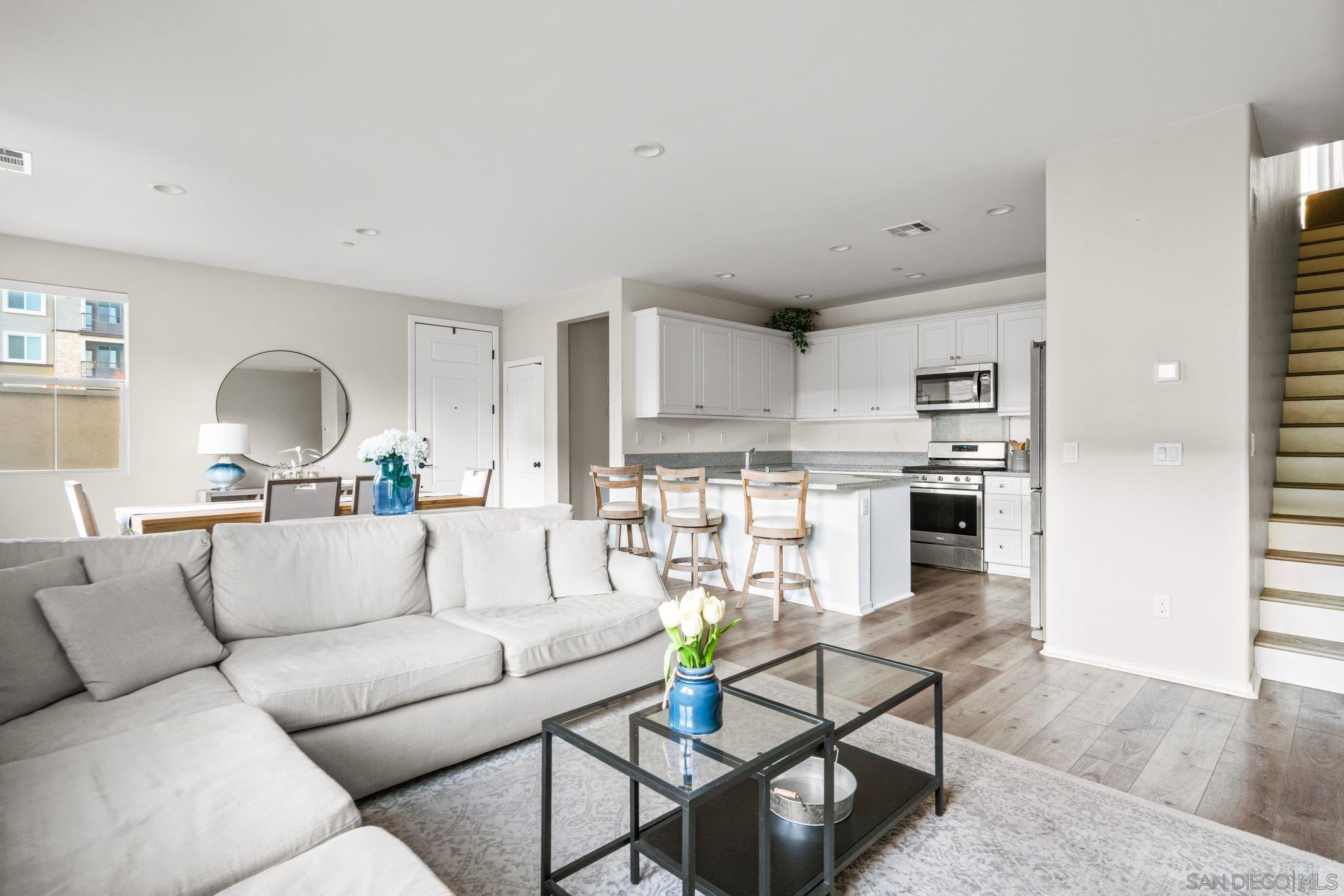 Detail Gallery Image 4 of 31 For 1935  Avenida Citron  #109,  Chula Vista,  CA 91913 - 3 Beds | 2/1 Baths