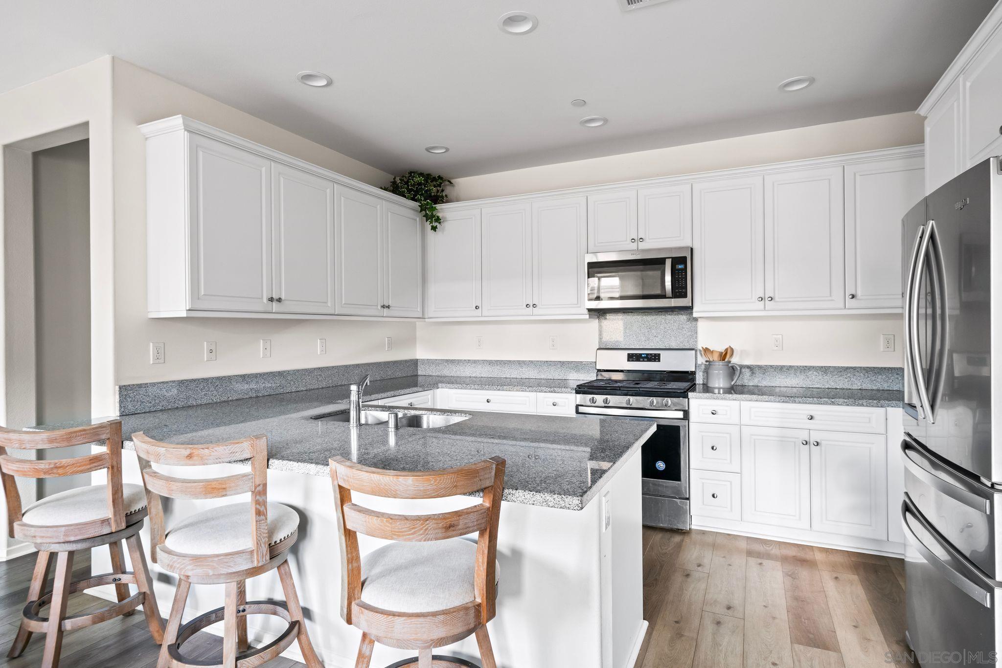 Detail Gallery Image 5 of 31 For 1935  Avenida Citron  #109,  Chula Vista,  CA 91913 - 3 Beds | 2/1 Baths