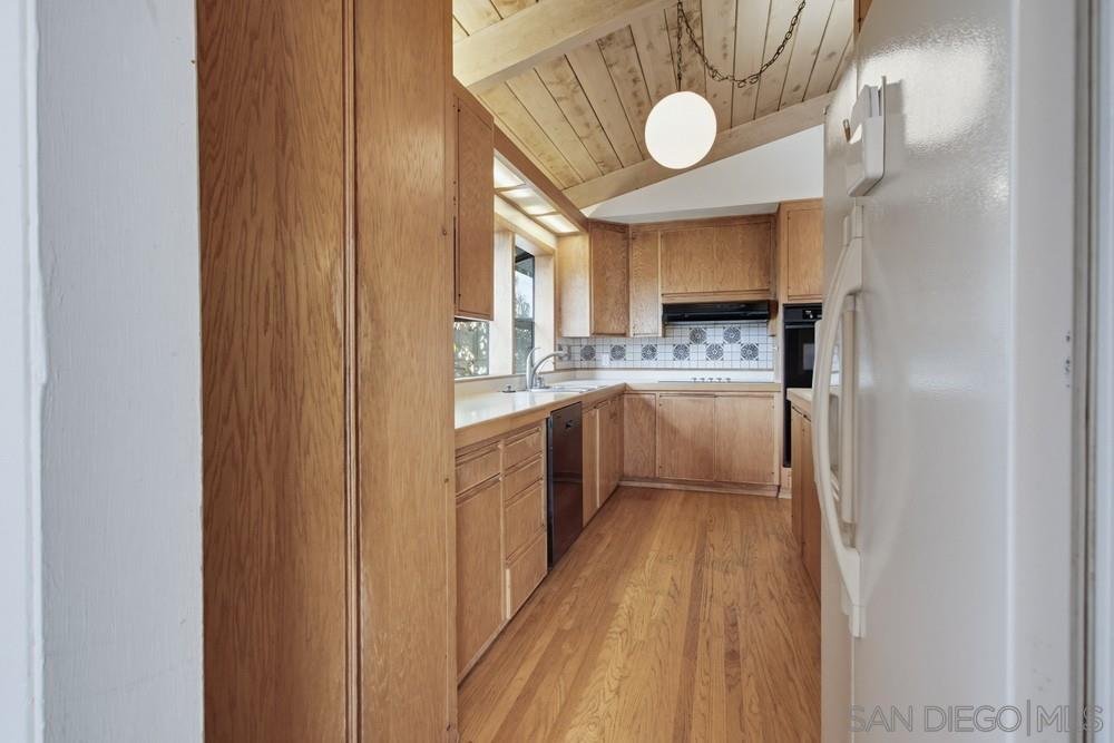 Detail Gallery Image 10 of 47 For 6121  La Pintura, La Jolla,  CA 92037 - 5 Beds | 3 Baths