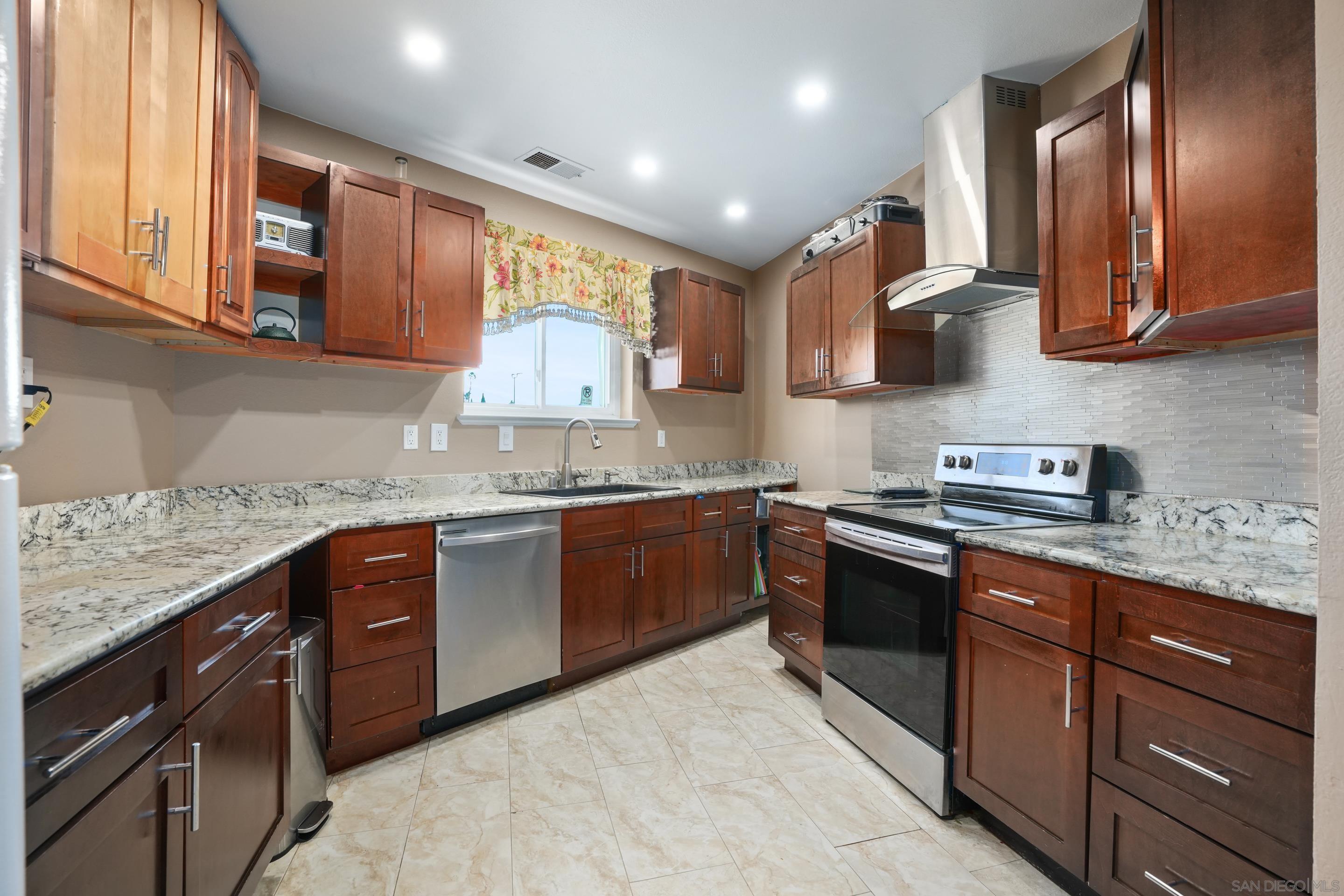 Detail Gallery Image 3 of 14 For 553   3rd Ave, Redwood City,  CA 94063 - 3 Beds | 2 Baths