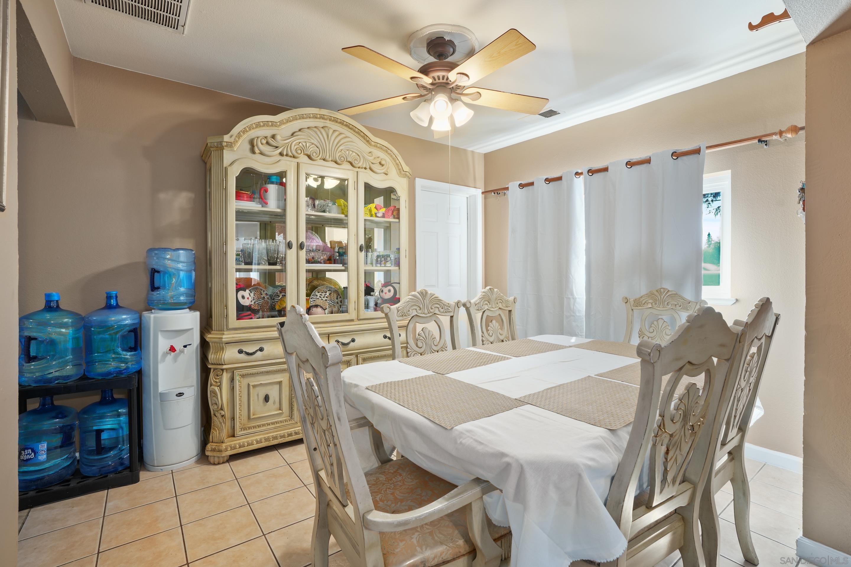 Detail Gallery Image 4 of 14 For 553   3rd Ave, Redwood City,  CA 94063 - 3 Beds | 2 Baths