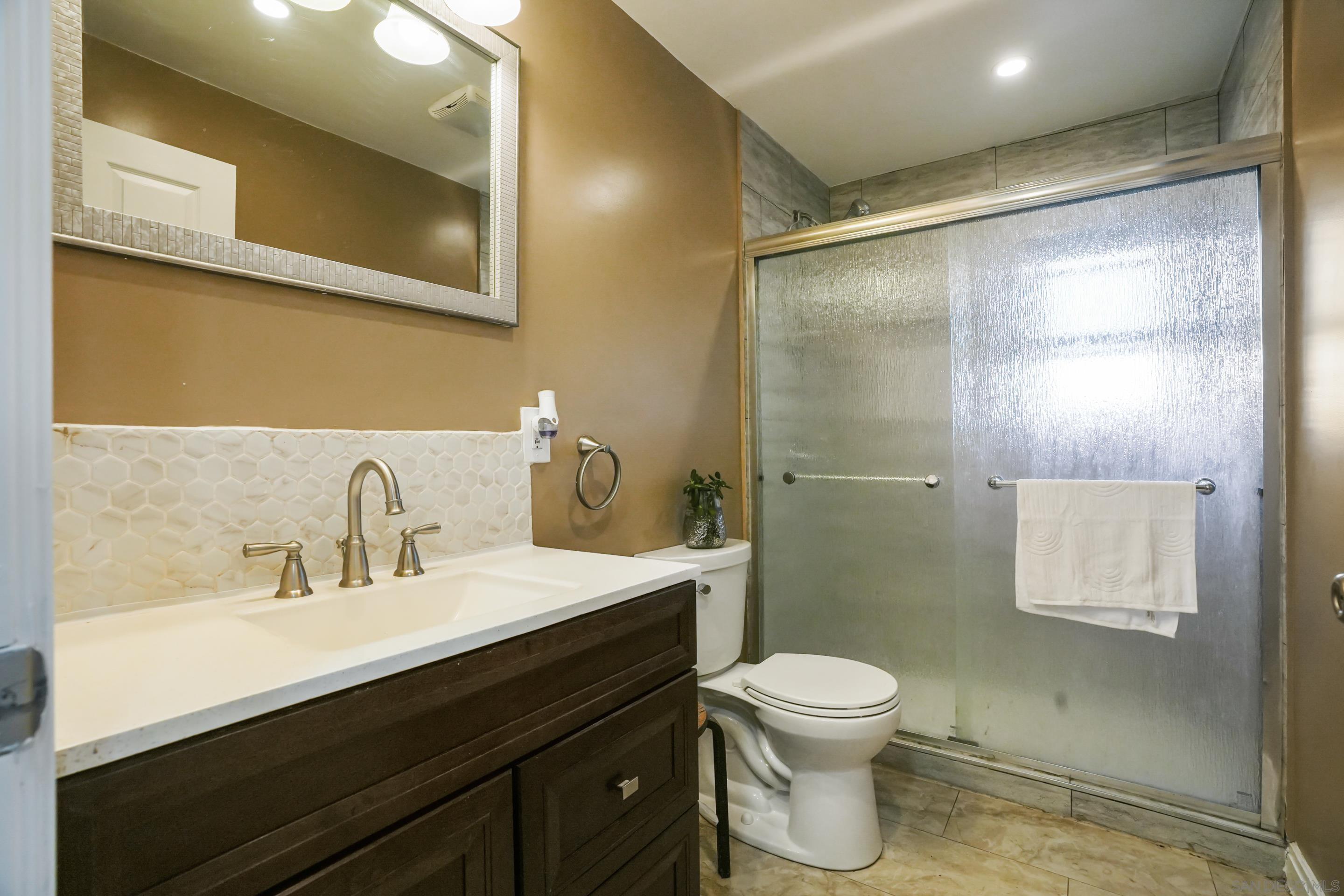 Detail Gallery Image 5 of 14 For 553   3rd Ave, Redwood City,  CA 94063 - 3 Beds | 2 Baths