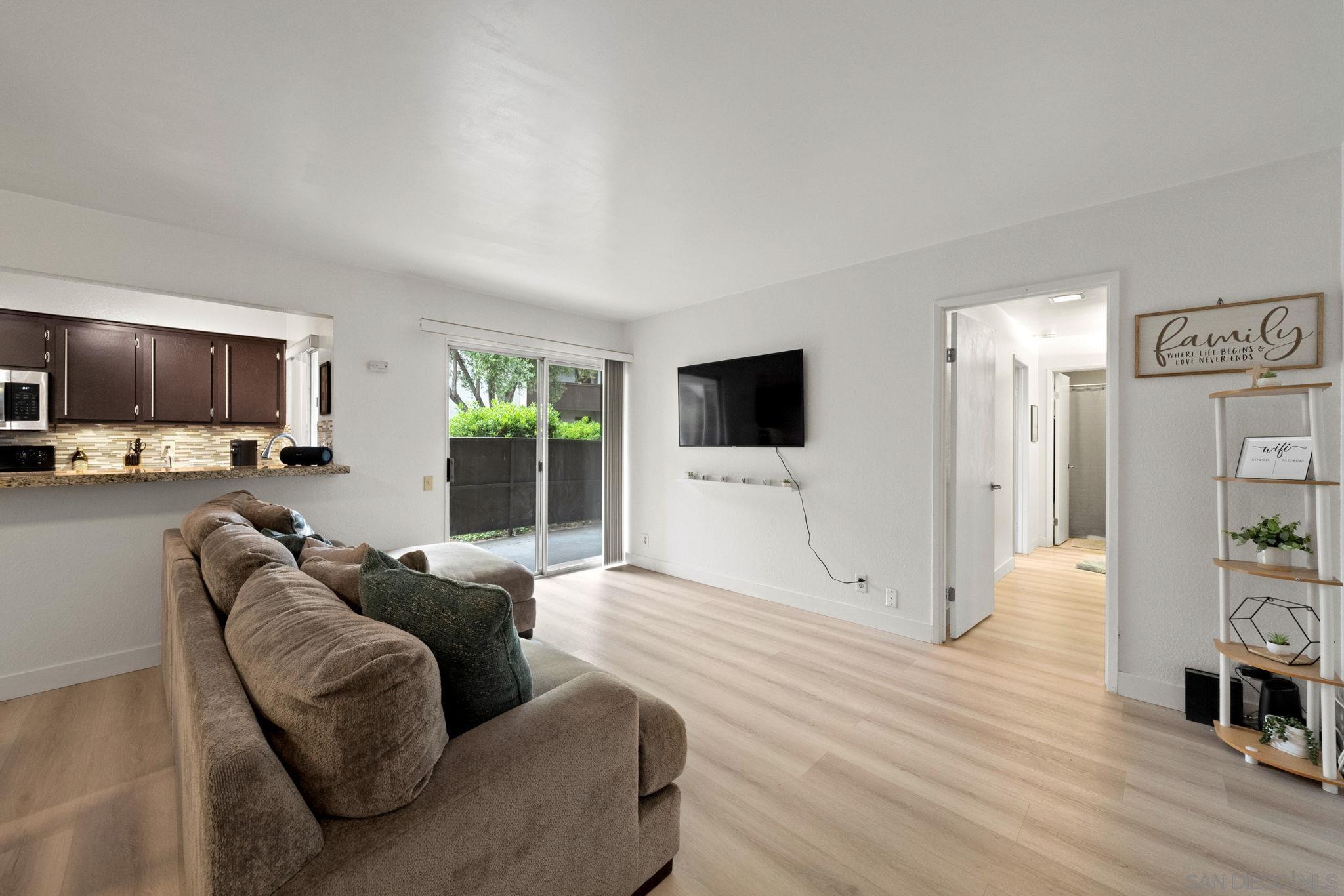 Detail Gallery Image 2 of 30 For 8023  Caminito De Pizza  #E,  San Diego,  CA 92108 - 1 Beds | 1 Baths