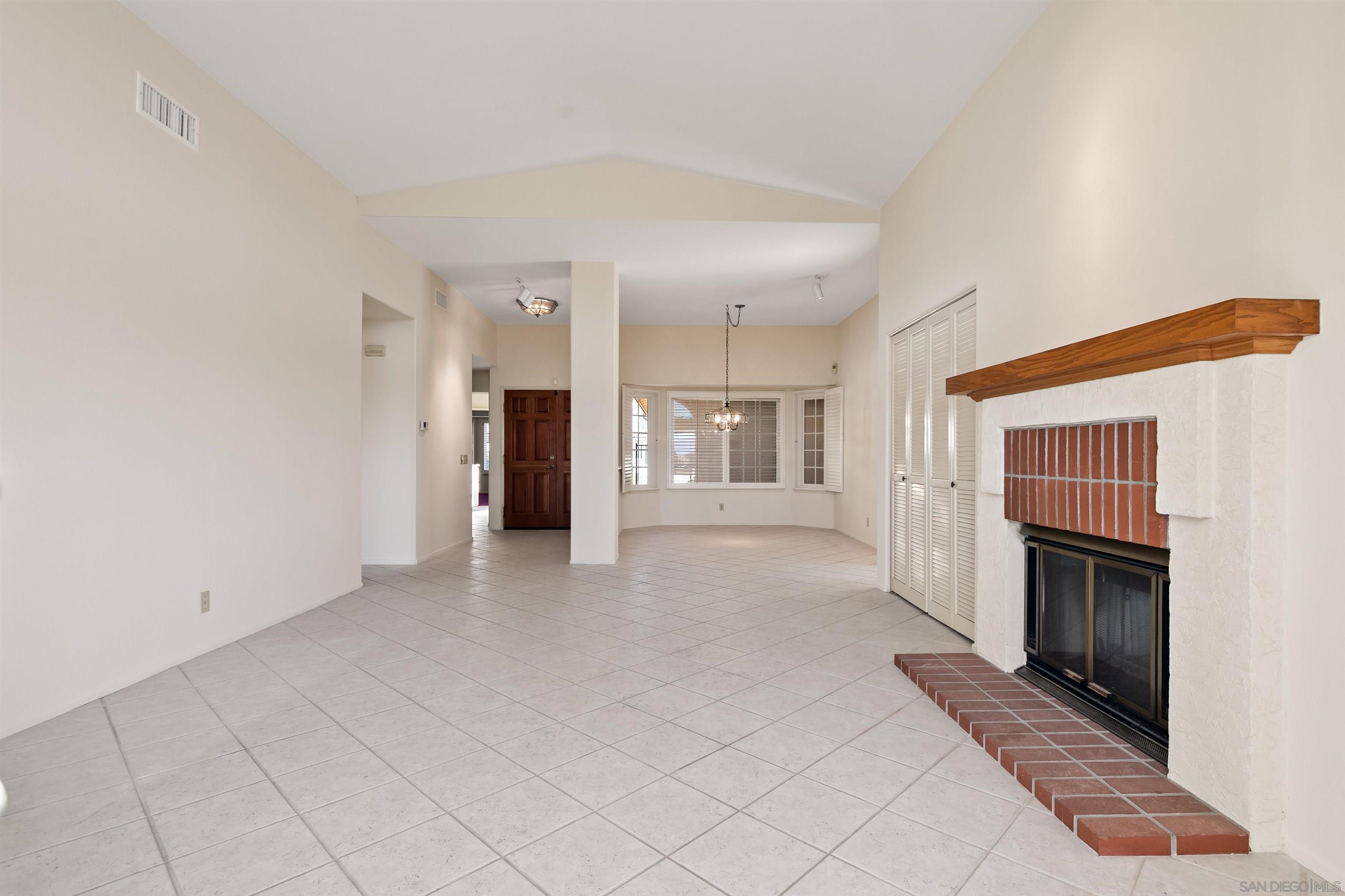 Detail Gallery Image 11 of 51 For 18113  Calle Estepona, San Diego,  CA 92128 - 3 Beds | 2 Baths