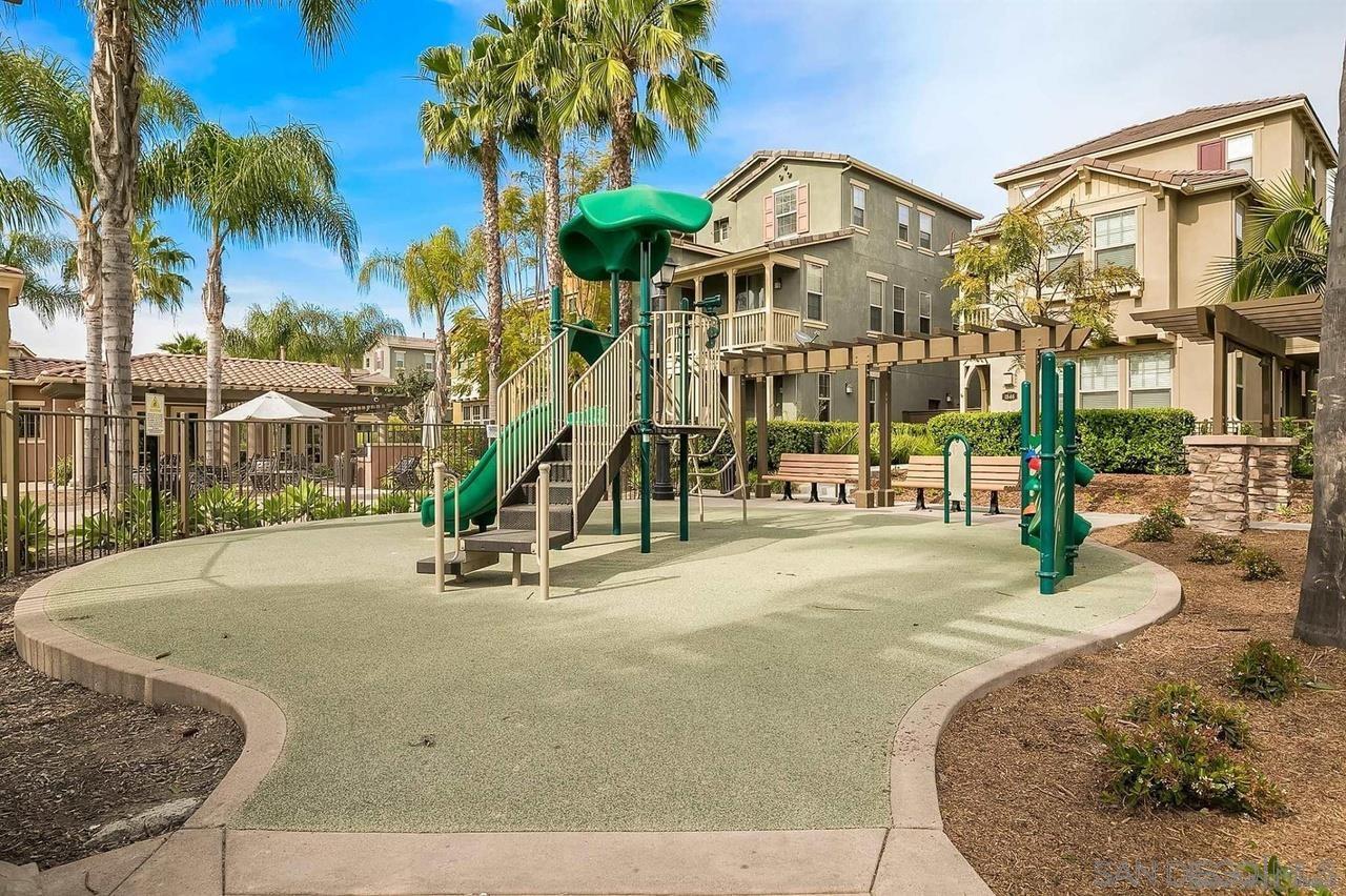 Detail Gallery Image 27 of 29 For 1812  Lime Ct  #4,  Chula Vista,  CA 91913 - 3 Beds | 3/1 Baths