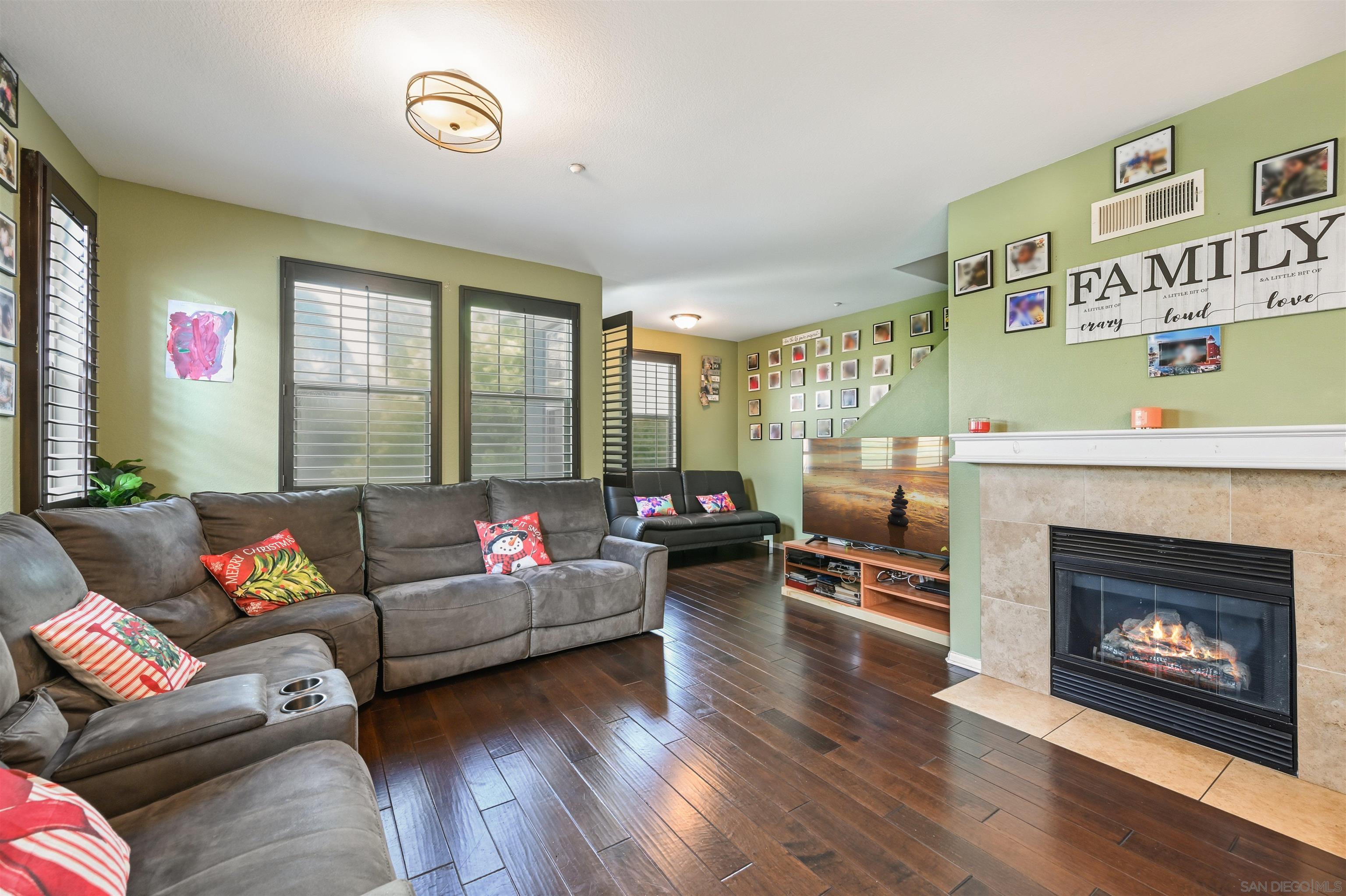 Detail Gallery Image 4 of 29 For 1812  Lime Ct  #4,  Chula Vista,  CA 91913 - 3 Beds | 3/1 Baths