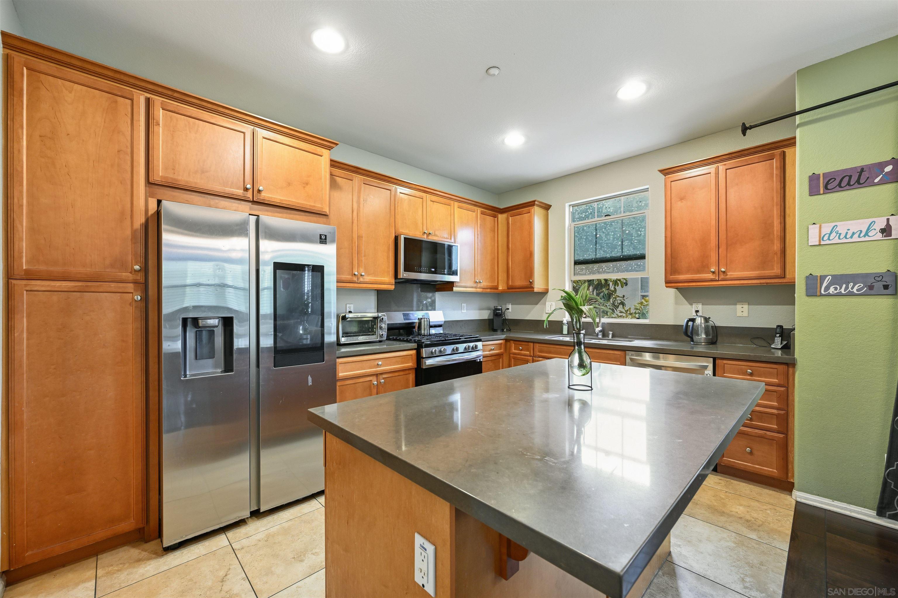 Detail Gallery Image 6 of 29 For 1812  Lime Ct  #4,  Chula Vista,  CA 91913 - 3 Beds | 3/1 Baths