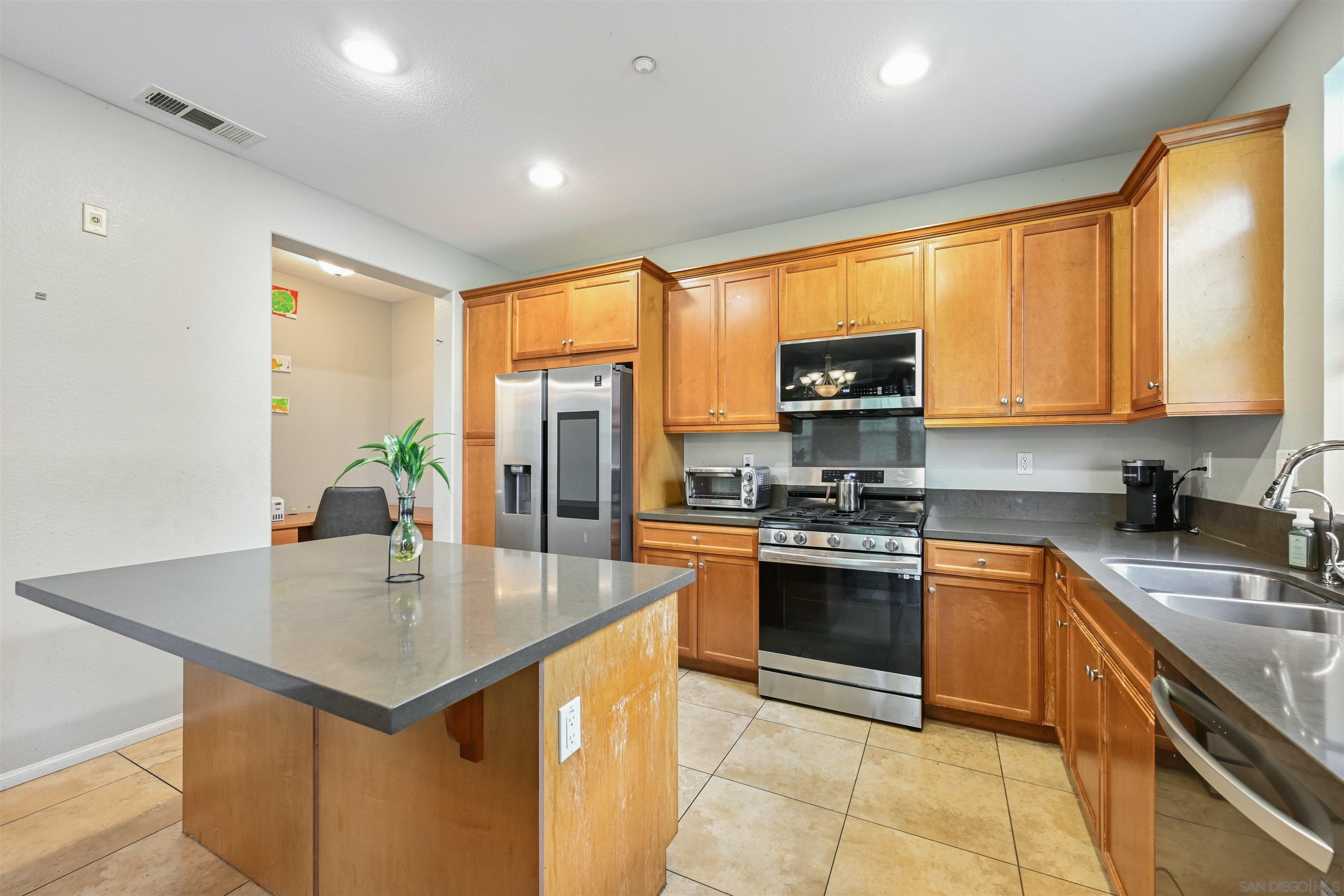 Detail Gallery Image 7 of 29 For 1812  Lime Ct  #4,  Chula Vista,  CA 91913 - 3 Beds | 3/1 Baths