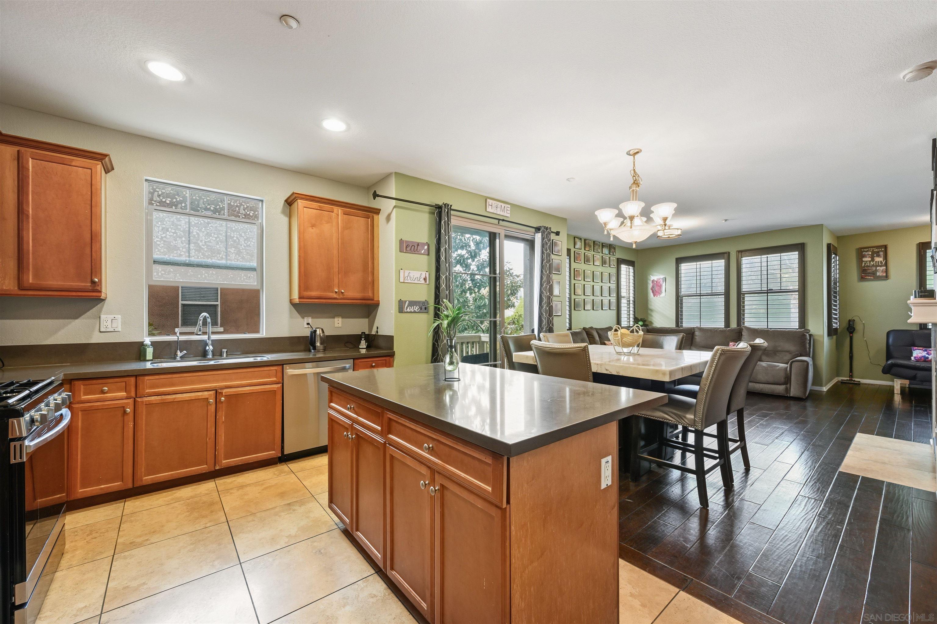 Detail Gallery Image 8 of 29 For 1812  Lime Ct  #4,  Chula Vista,  CA 91913 - 3 Beds | 3/1 Baths