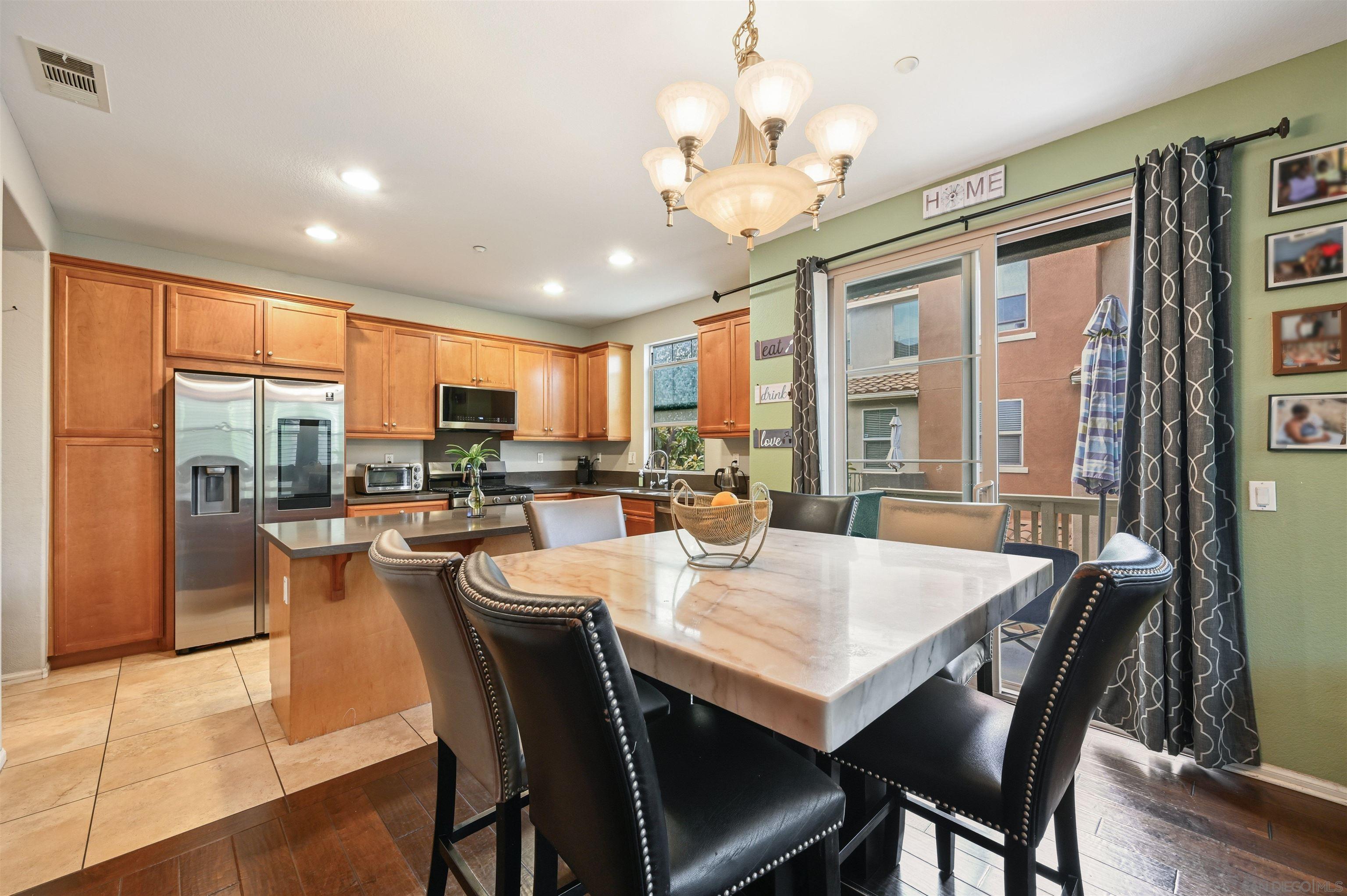 Detail Gallery Image 9 of 29 For 1812  Lime Ct  #4,  Chula Vista,  CA 91913 - 3 Beds | 3/1 Baths