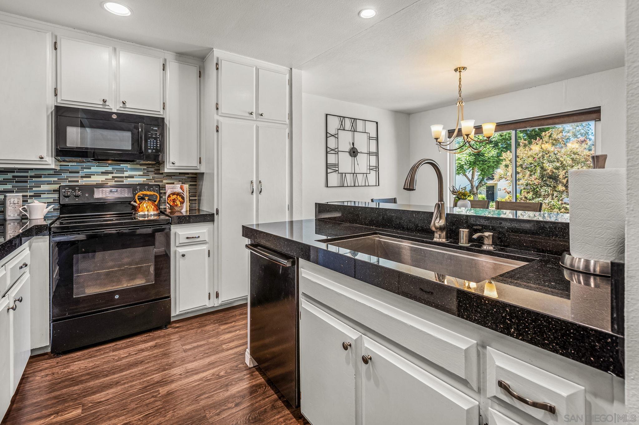 Detail Gallery Image 4 of 28 For 450 W Vermont  #1602,  Escondido,  CA 92025 - 2 Beds | 2 Baths