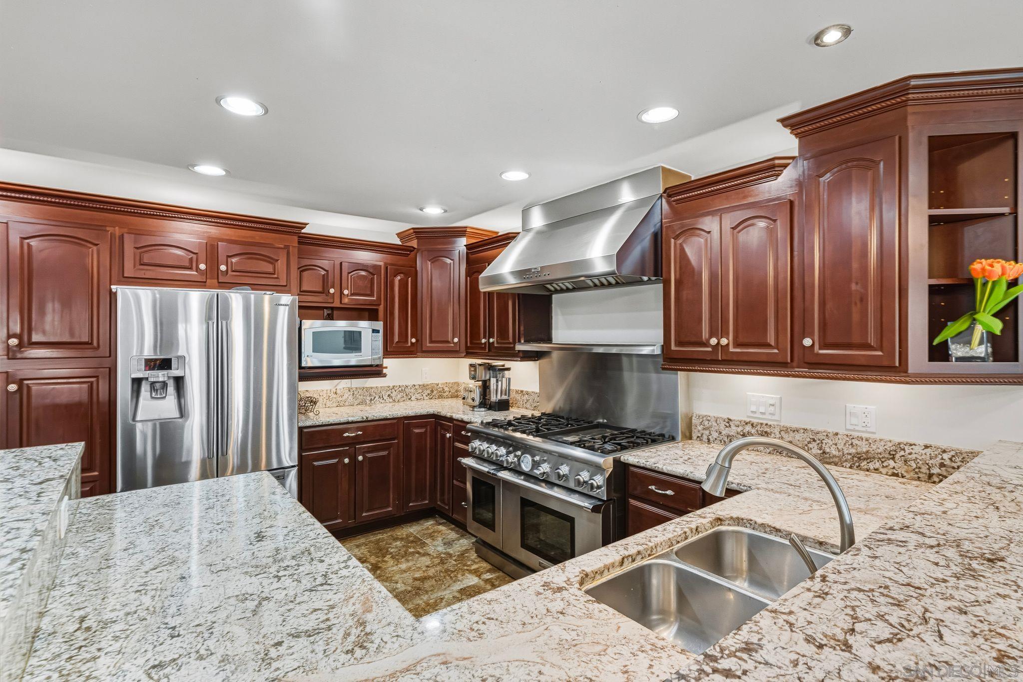 Detail Gallery Image 10 of 32 For 7191  Dinovo, San Diego,  CA 92114 - 3 Beds | 2 Baths