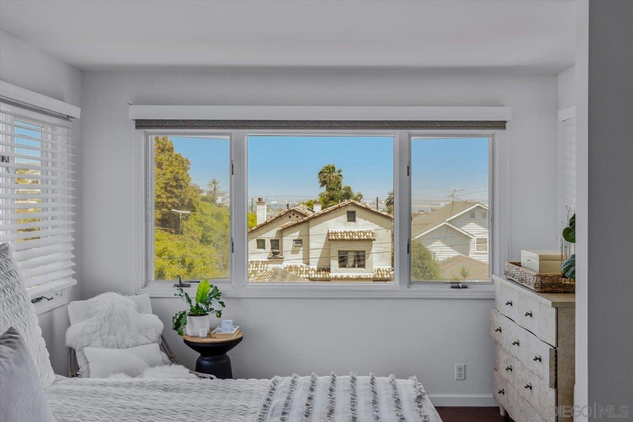 Detail Gallery Image 13 of 28 For 1833  Tustin St, San Diego,  CA 92106 - 4 Beds | 2/1 Baths