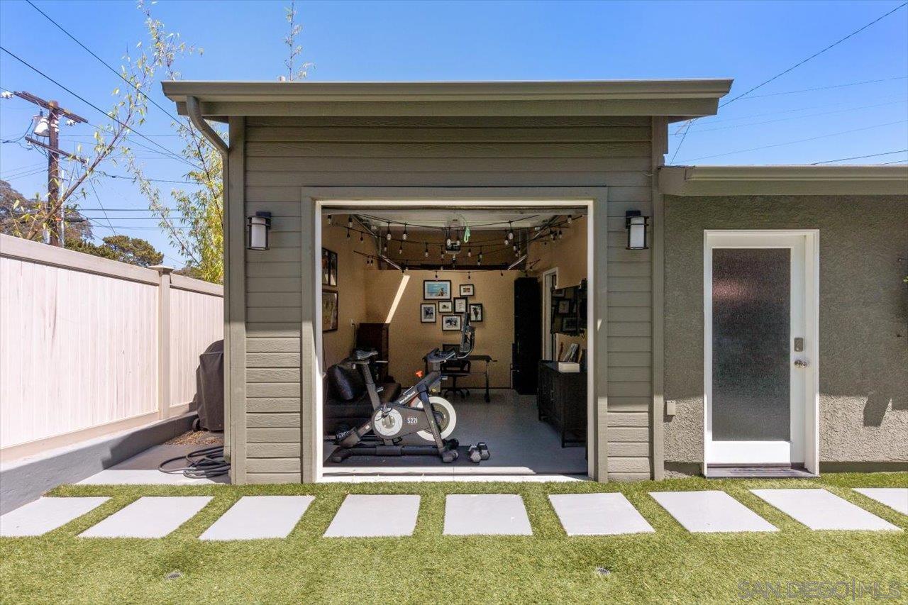 Detail Gallery Image 25 of 28 For 1833  Tustin St, San Diego,  CA 92106 - 4 Beds | 2/1 Baths