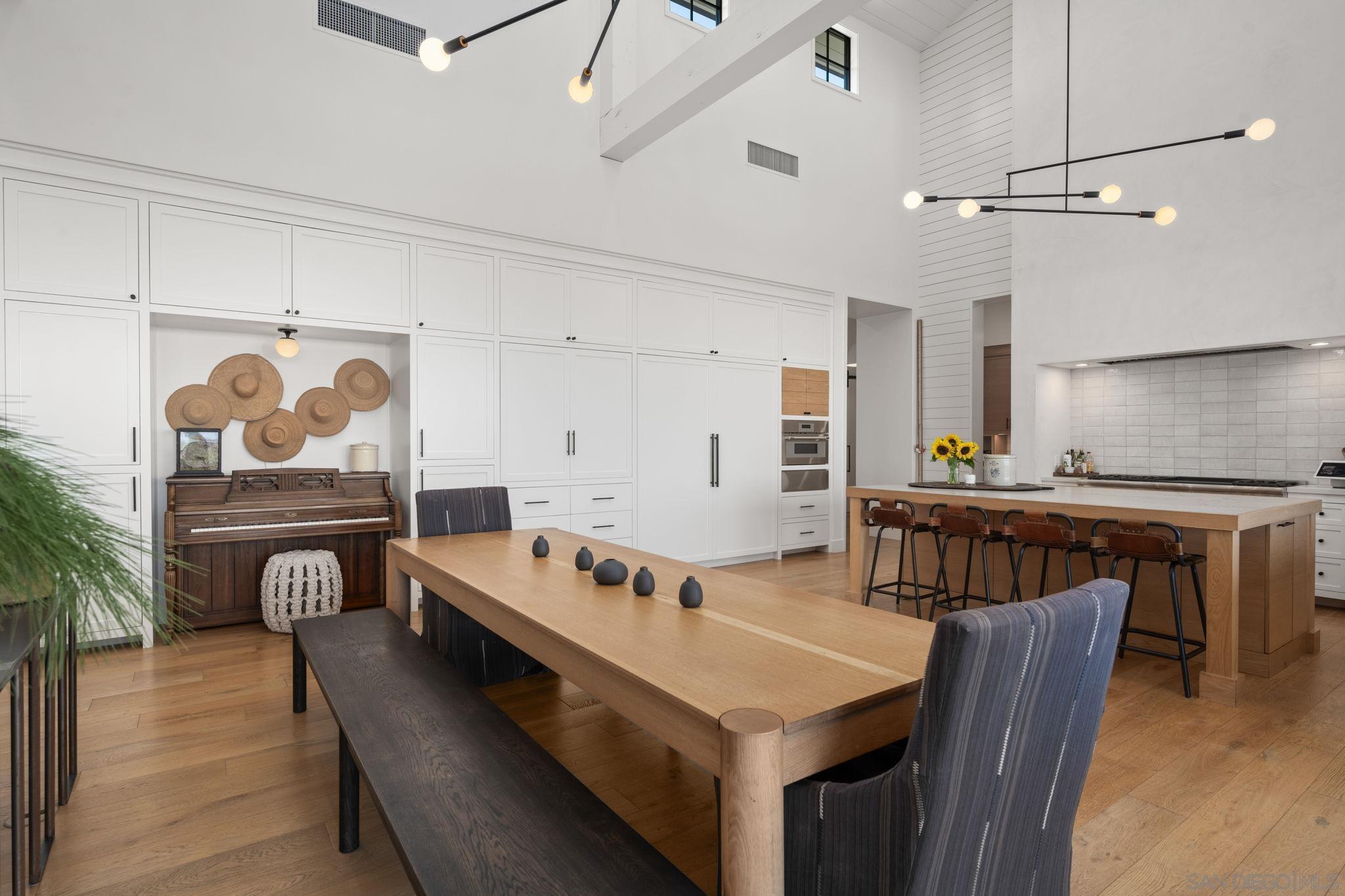 Detail Gallery Image 8 of 35 For 15550  El Camino Real, Rancho Santa Fe,  CA 92091 - 7 Beds | 8/1 Baths