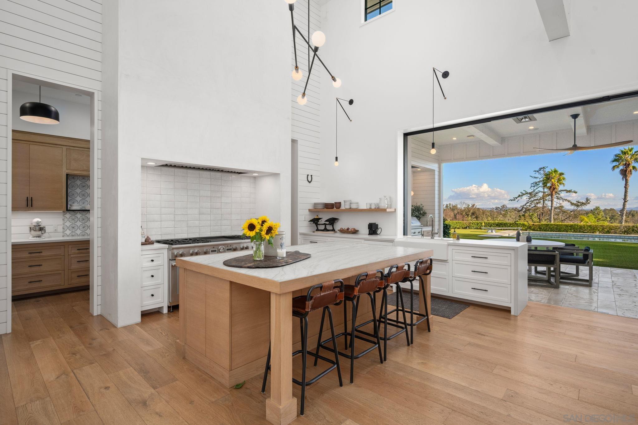 Detail Gallery Image 10 of 35 For 15550  El Camino Real, Rancho Santa Fe,  CA 92091 - 7 Beds | 8/1 Baths