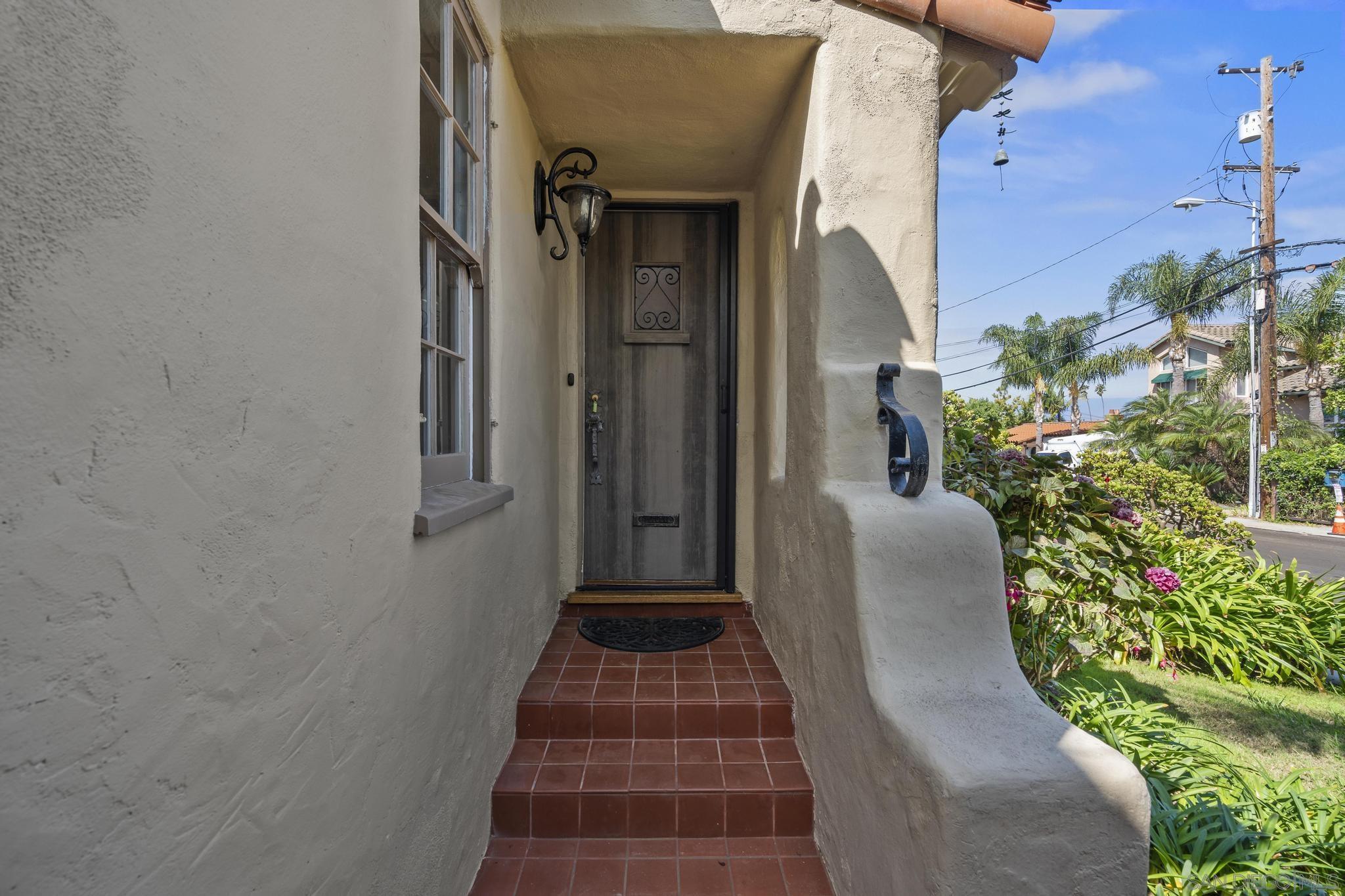 Detail Gallery Image 3 of 40 For 607  Arenas, La Jolla,  CA 92037 - 2 Beds | 1 Baths