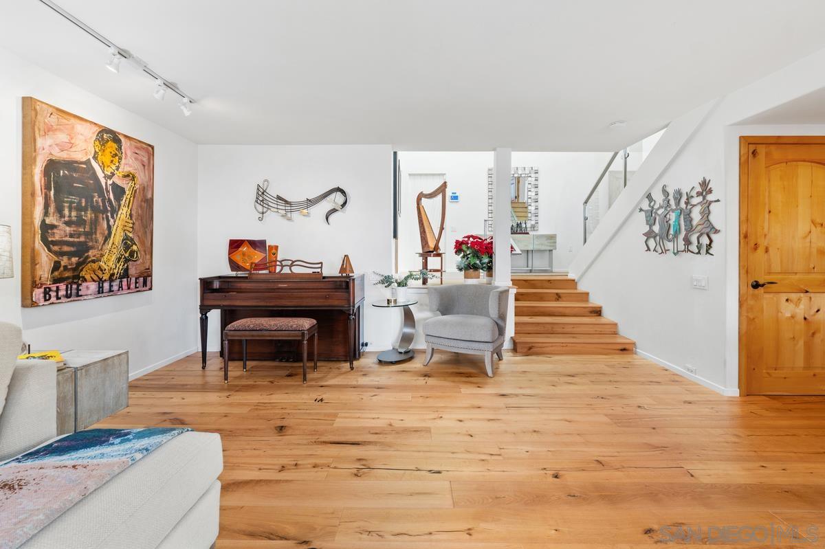 Detail Gallery Image 11 of 54 For 2047  Caminito Circulo Norte, La Jolla,  CA 92037 - 3 Beds | 2/1 Baths