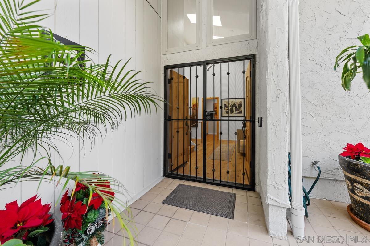 Detail Gallery Image 7 of 54 For 2047  Caminito Circulo Norte, La Jolla,  CA 92037 - 3 Beds | 2/1 Baths