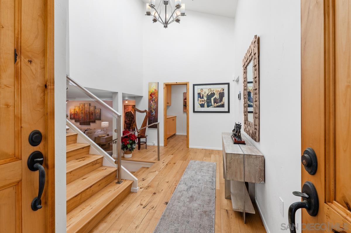 Detail Gallery Image 8 of 54 For 2047  Caminito Circulo Norte, La Jolla,  CA 92037 - 3 Beds | 2/1 Baths