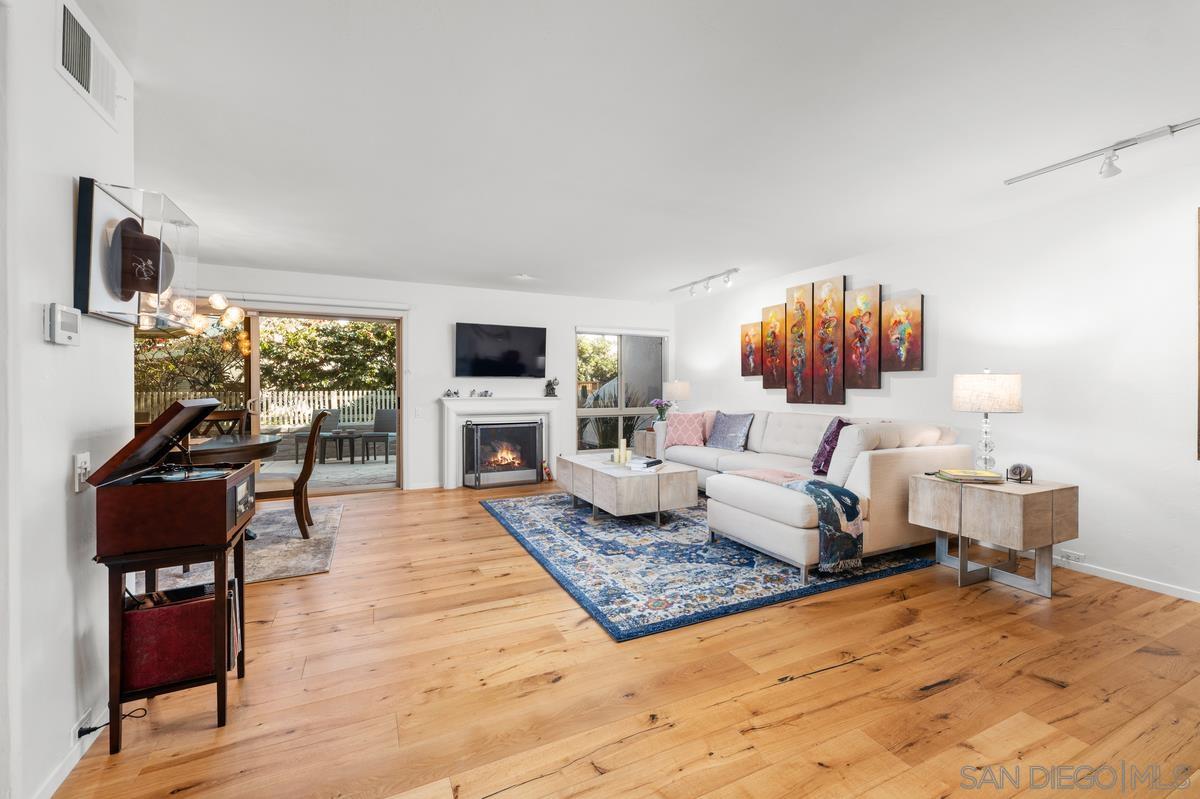 Detail Gallery Image 10 of 54 For 2047  Caminito Circulo Norte, La Jolla,  CA 92037 - 3 Beds | 2/1 Baths