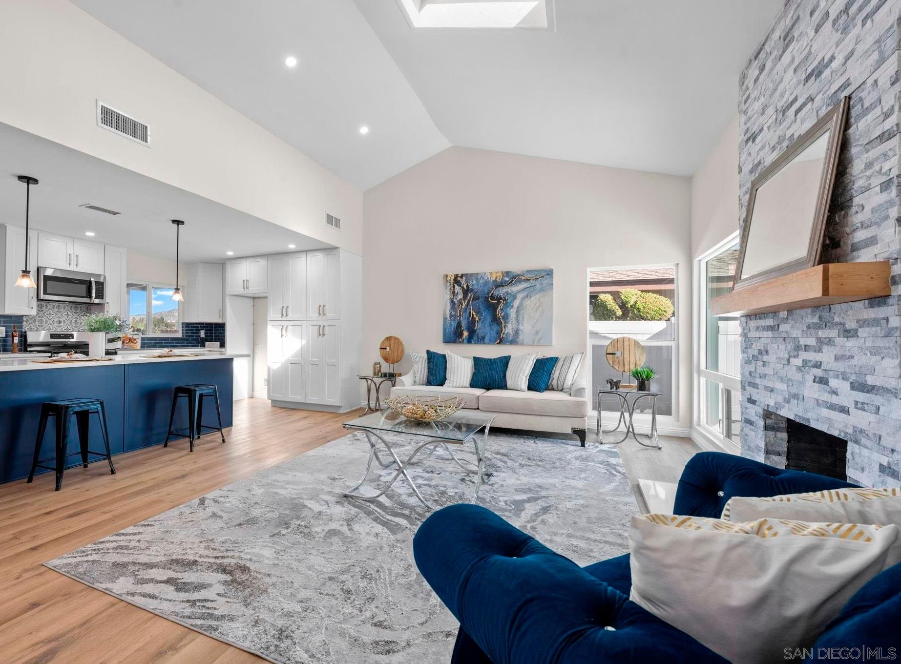 Detail Gallery Image 2 of 22 For 12540  Lomica Dr., San Diego,  CA 92128 - 3 Beds | 2 Baths