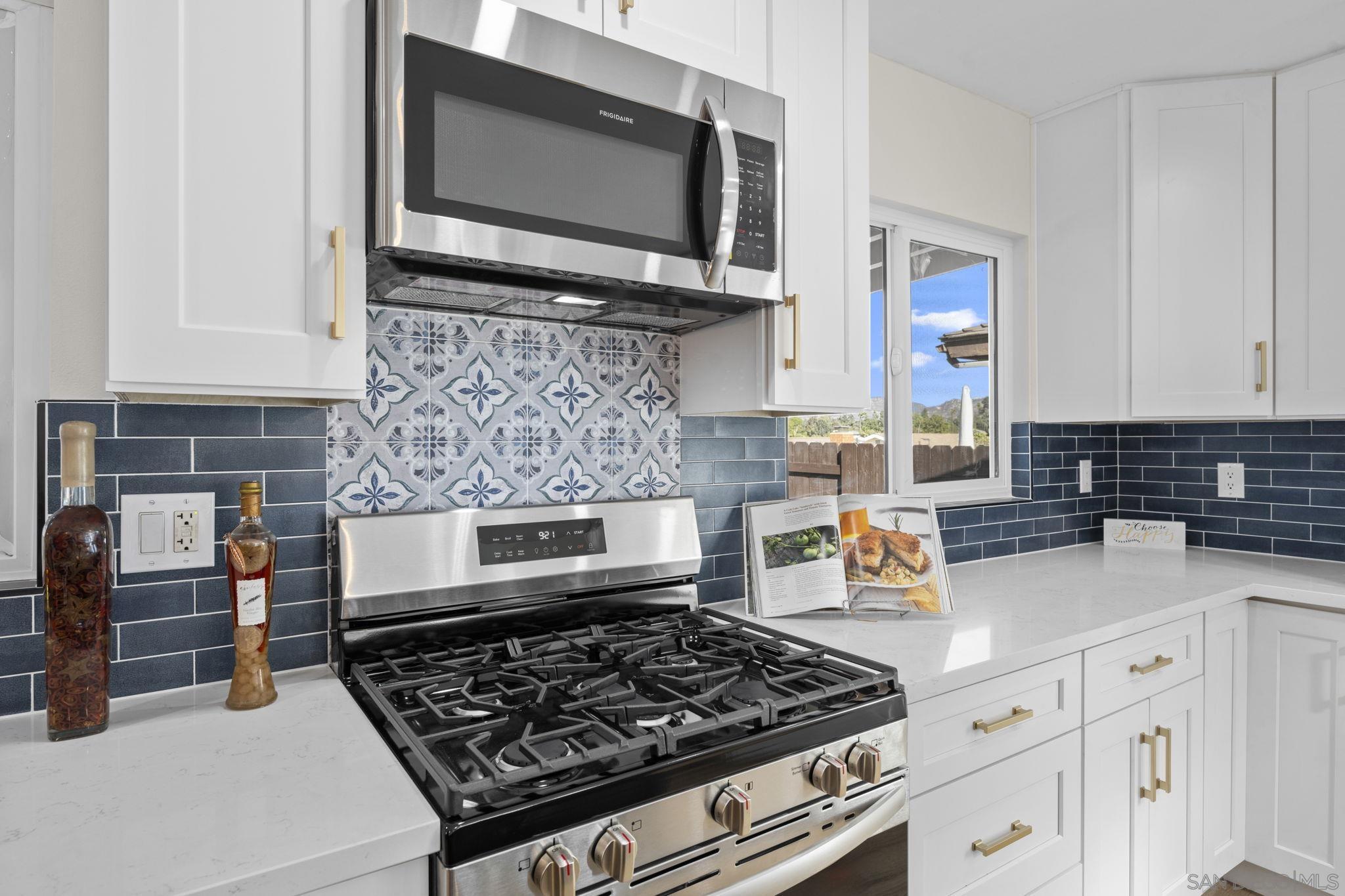 Detail Gallery Image 3 of 22 For 12540  Lomica Dr., San Diego,  CA 92128 - 3 Beds | 2 Baths