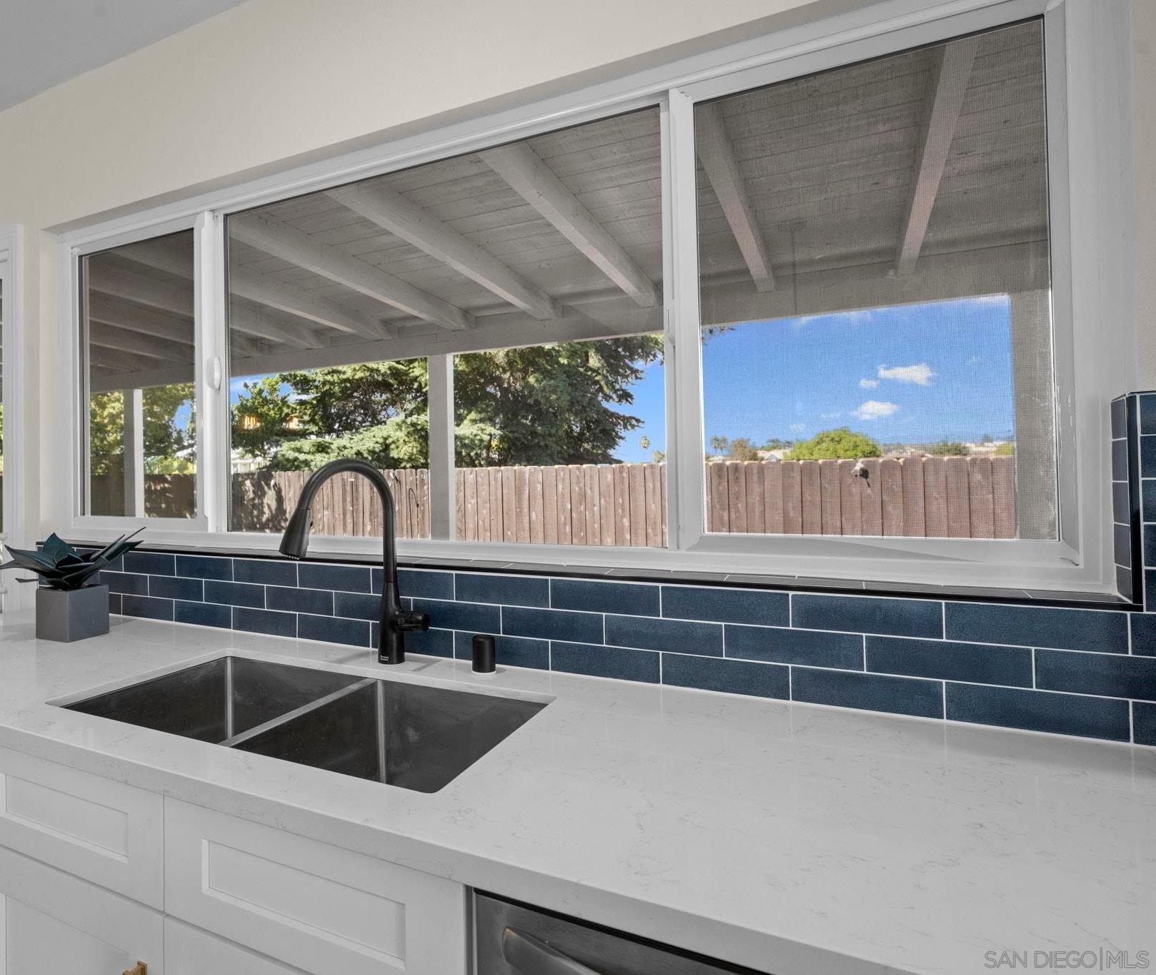 Detail Gallery Image 4 of 22 For 12540  Lomica Dr., San Diego,  CA 92128 - 3 Beds | 2 Baths