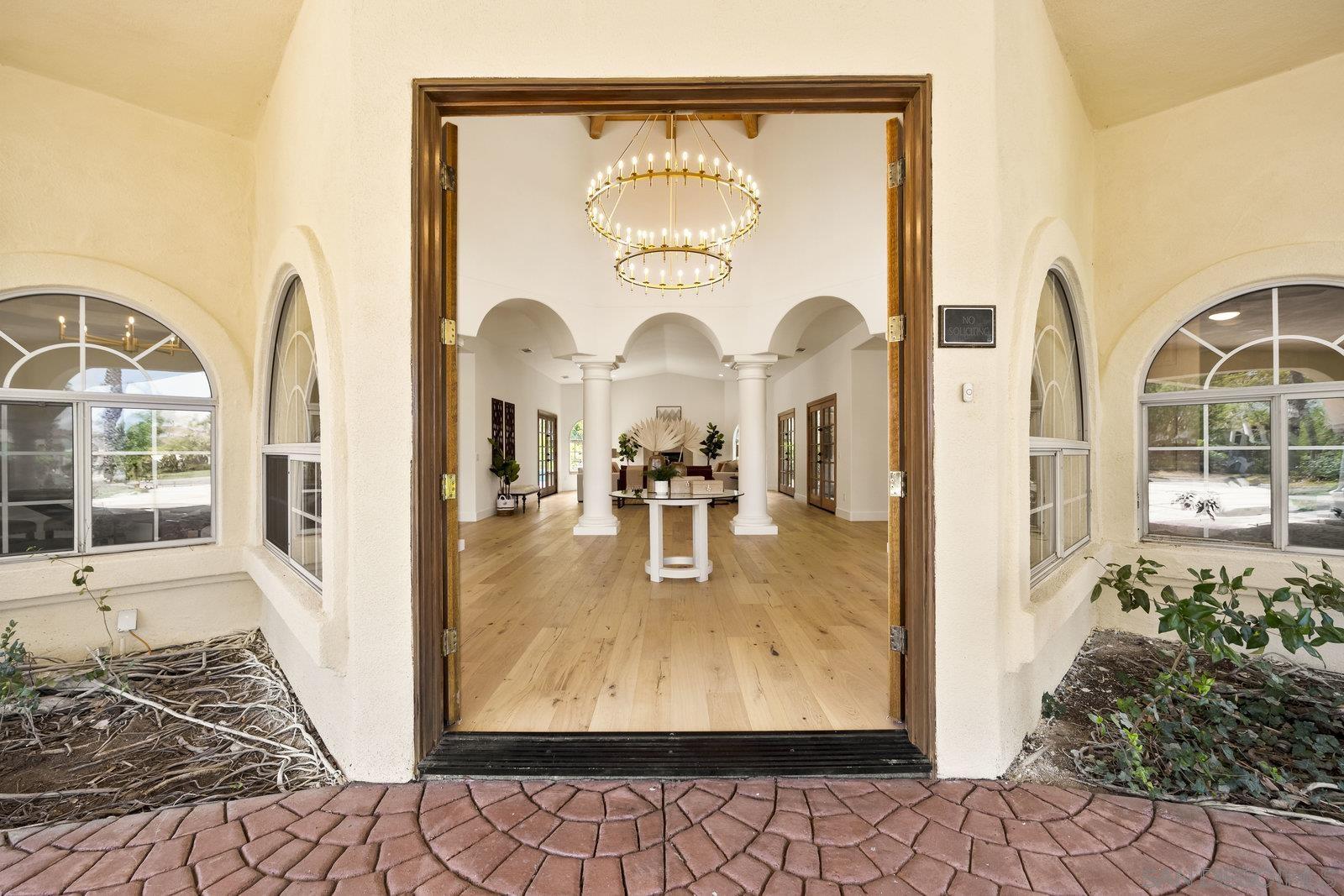 Detail Gallery Image 8 of 60 For 17601  Valle Verde, Poway,  CA 92064 - 5 Beds | 3/1 Baths