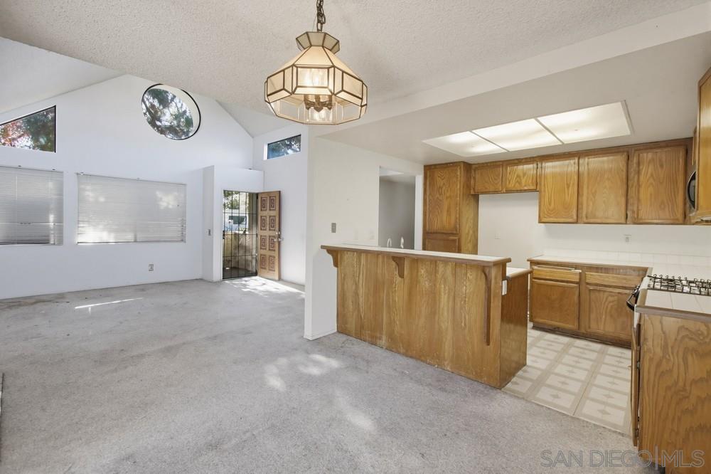 Detail Gallery Image 13 of 40 For 387 N Melrose Dr  #D,  Vista,  CA 92083 - 2 Beds | 2 Baths