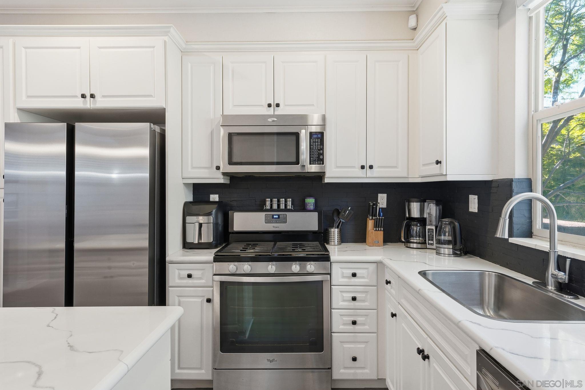 Detail Gallery Image 8 of 35 For 1830  Crimson Ct  #3,  Chula Vista,  CA 91913 - 2 Beds | 2/1 Baths