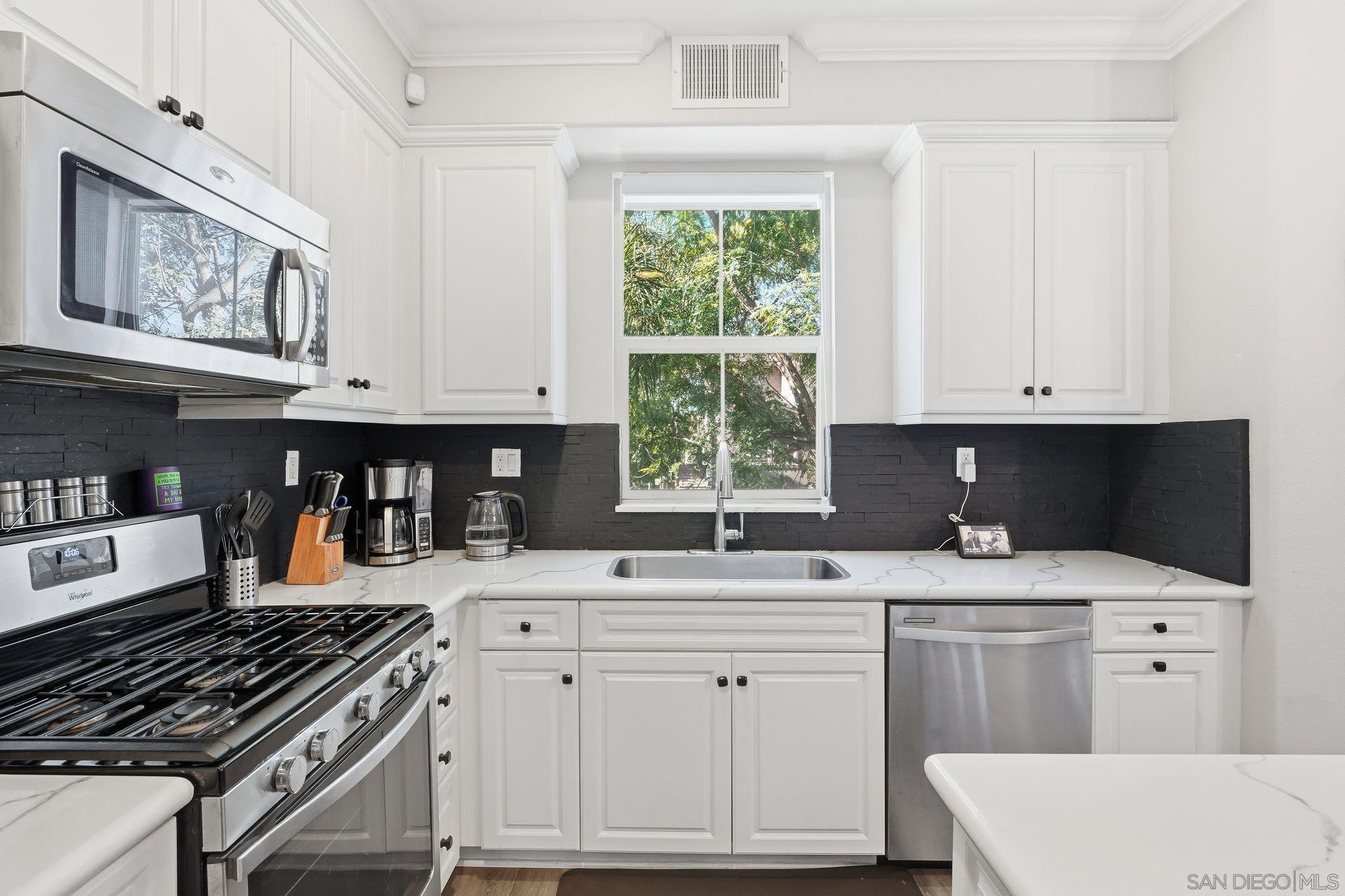 Detail Gallery Image 10 of 35 For 1830  Crimson Ct  #3,  Chula Vista,  CA 91913 - 2 Beds | 2/1 Baths