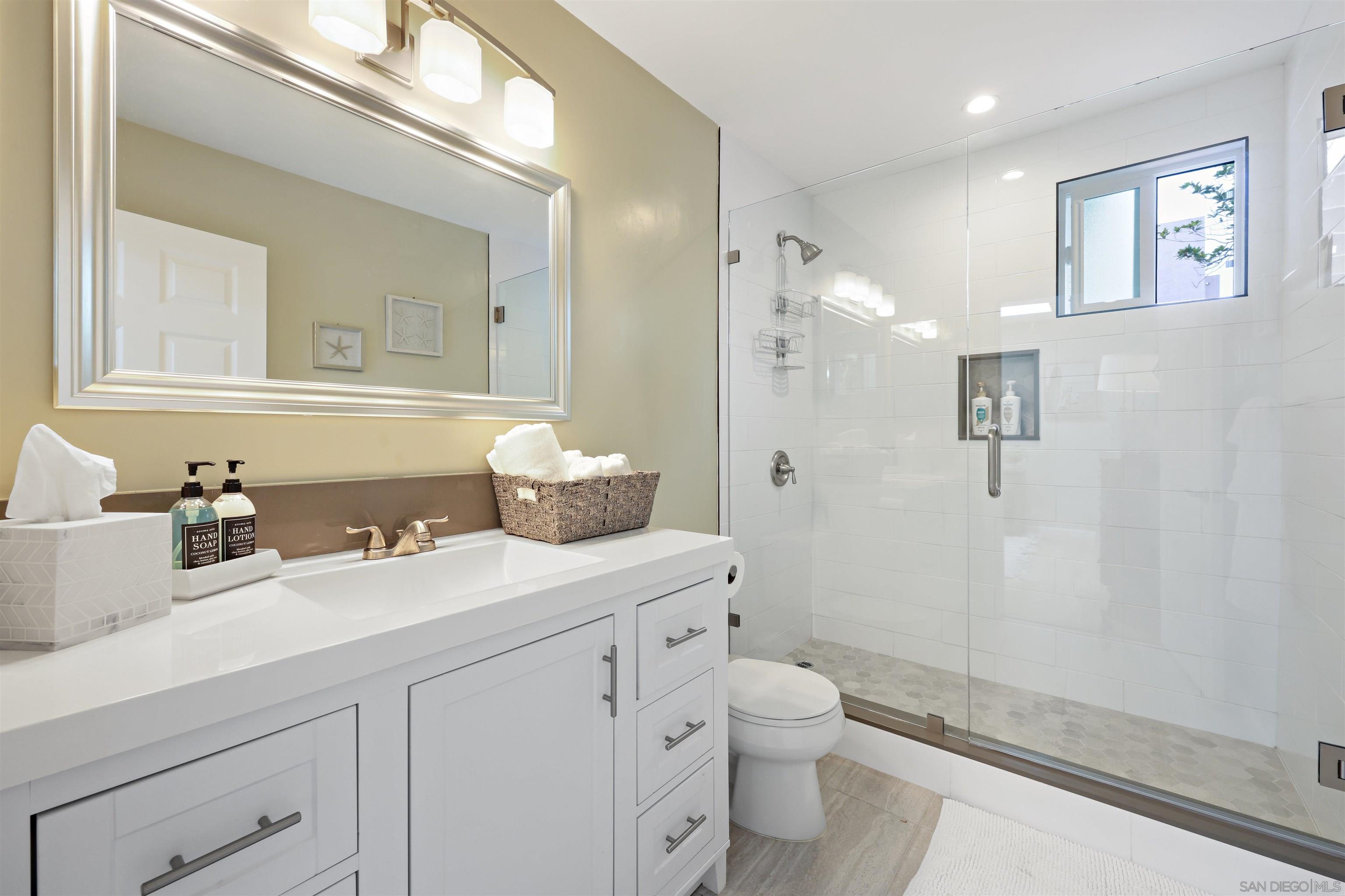 Detail Gallery Image 15 of 38 For 8260  Paseo Del Ocaso, La Jolla,  CA 92037 - 4 Beds | 2 Baths