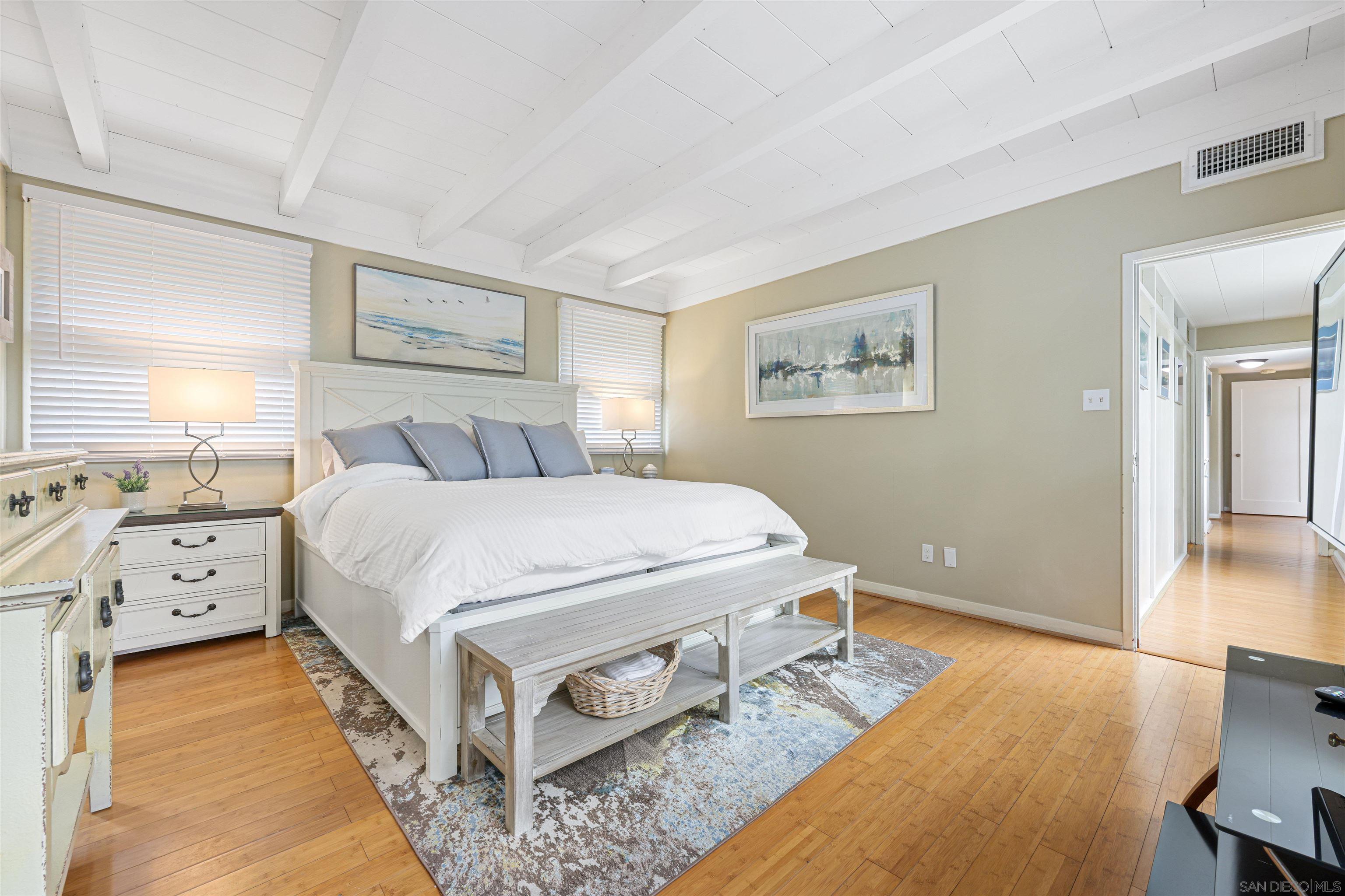 Detail Gallery Image 5 of 38 For 8260  Paseo Del Ocaso, La Jolla,  CA 92037 - 4 Beds | 2 Baths