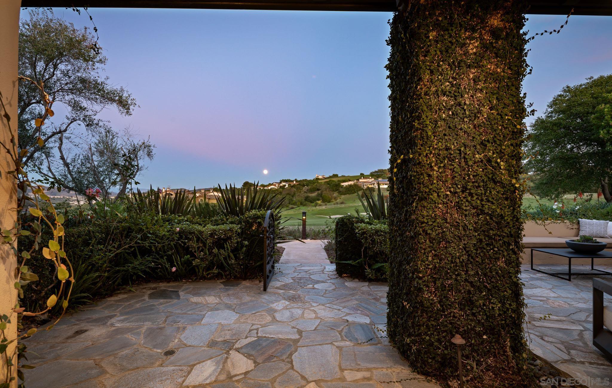 Detail Gallery Image 4 of 39 For 8341  Santaluz Village Green E, San Diego,  CA 92127 - 3 Beds | 2/1 Baths