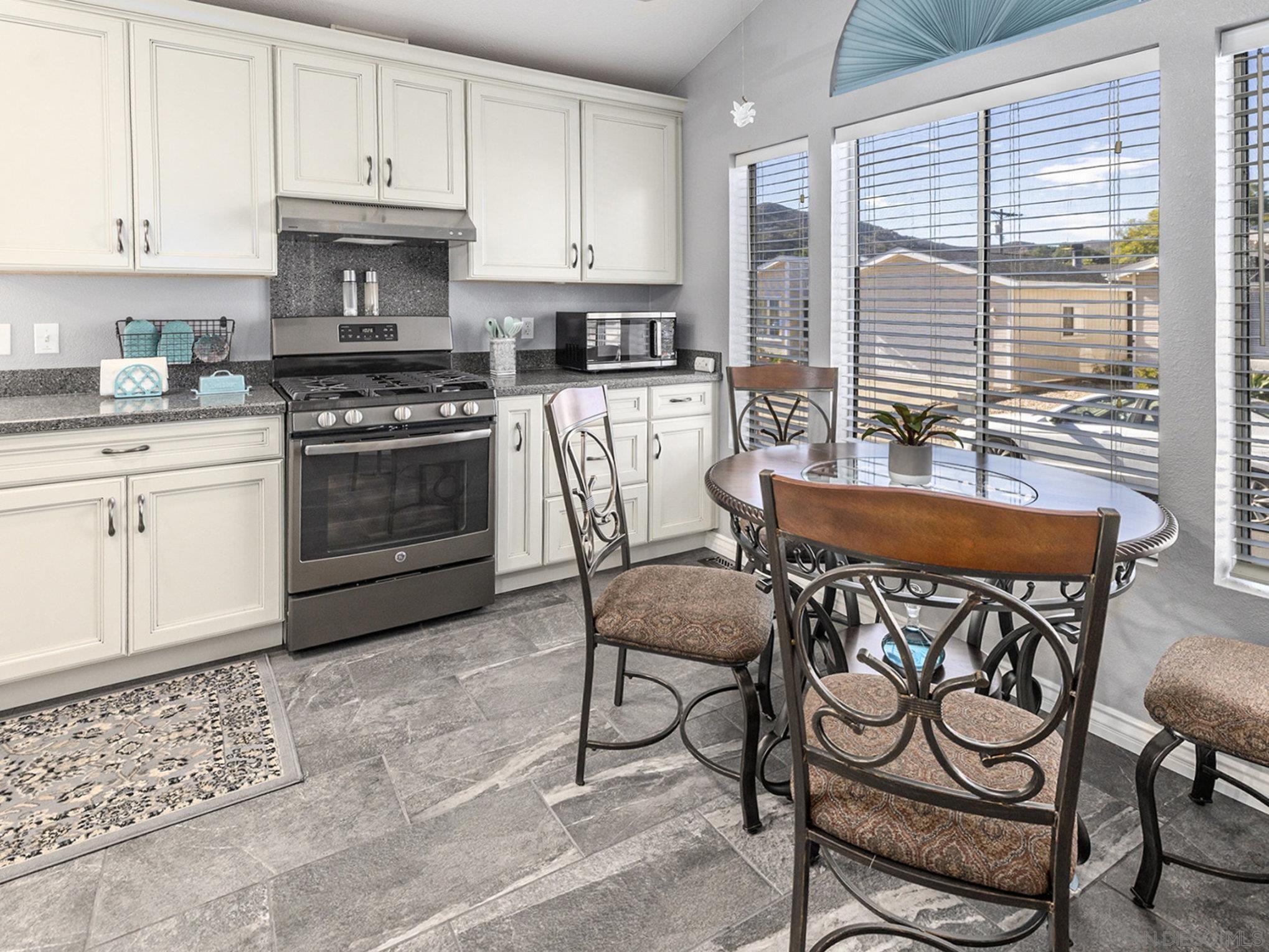 Detail Gallery Image 5 of 25 For 15935  Spring Oaks Road  #98,  El Cajon,  CA 92021 - 3 Beds | 2 Baths