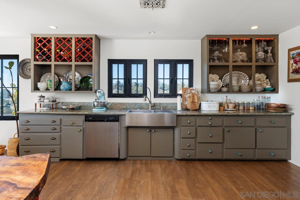 Detail Gallery Image 6 of 40 For 2303  Wilbur Ave, San Diego,  CA 92109 - 4 Beds | 2 Baths