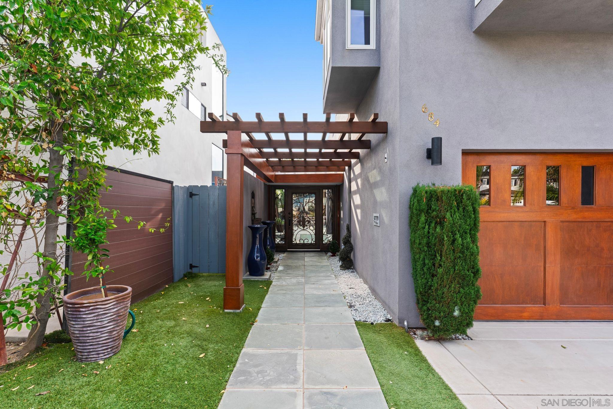 Detail Gallery Image 4 of 41 For 684  Margarita Ave, Coronado,  CA 92118 - 4 Beds | 4 Baths