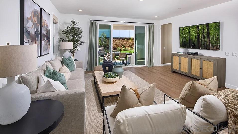 Detail Gallery Image 10 of 26 For 125  Mellano Way, Oceanside,  CA 92057 - 4 Beds | 3/1 Baths