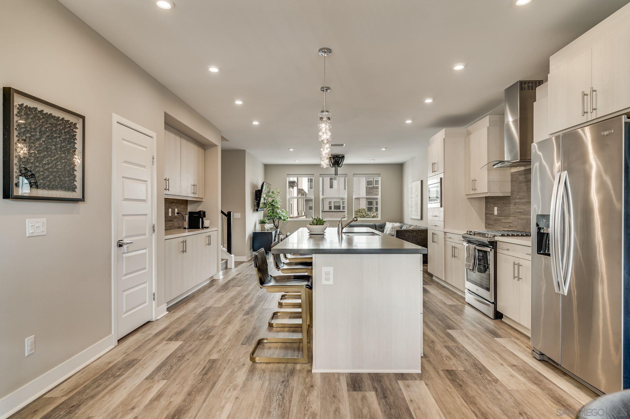 Detail Gallery Image 4 of 31 For 2804  Avella Circle, San Diego,  CA 92108 - 4 Beds | 3/1 Baths