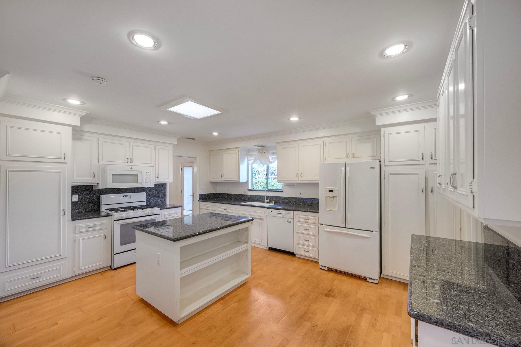 Detail Gallery Image 14 of 52 For 17784  via Graacia, San Diego,  CA 92128 - 3 Beds | 2 Baths