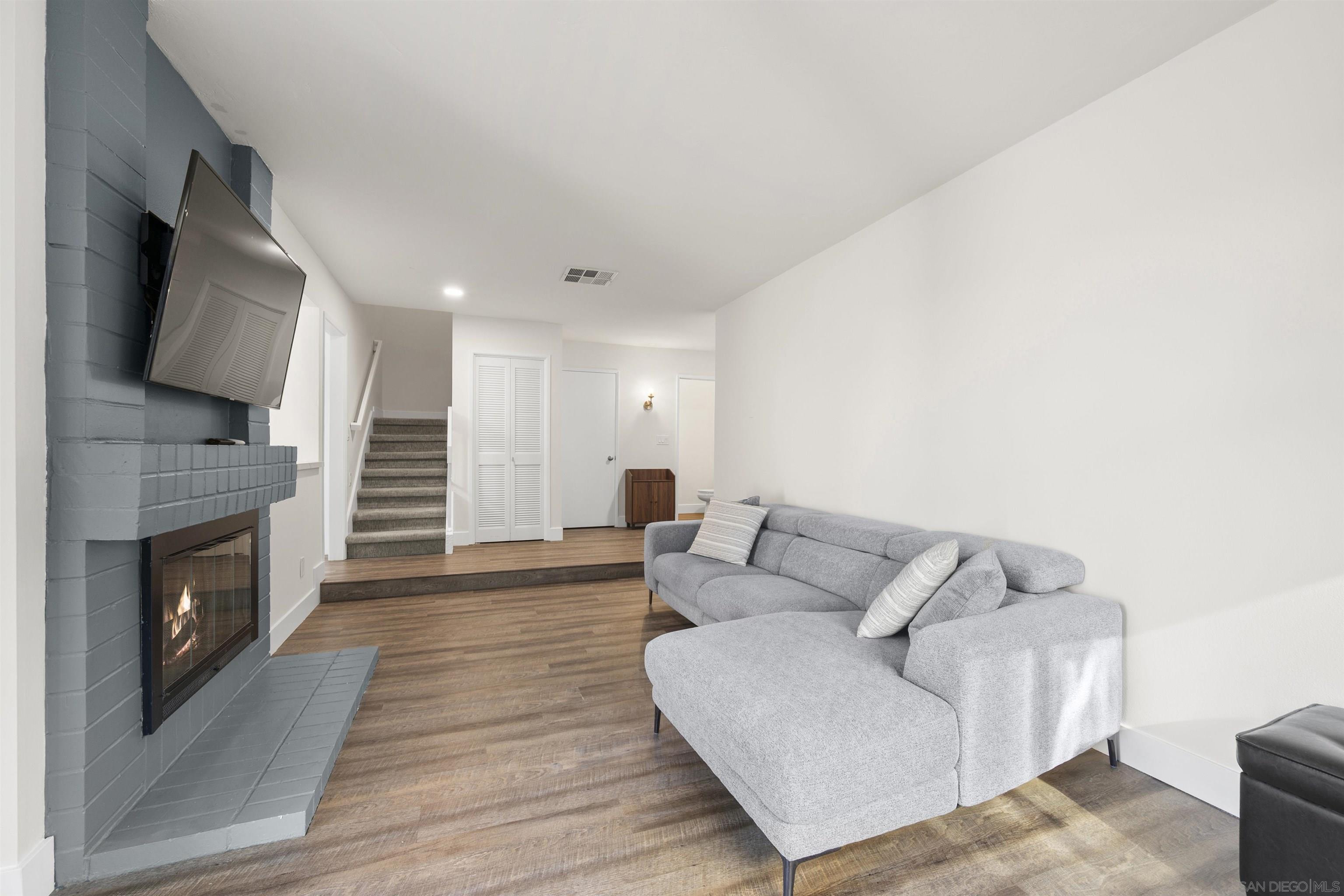 Detail Gallery Image 7 of 51 For 2313  Caminito Mira, San Diego,  CA 92107 - 3 Beds | 2/1 Baths