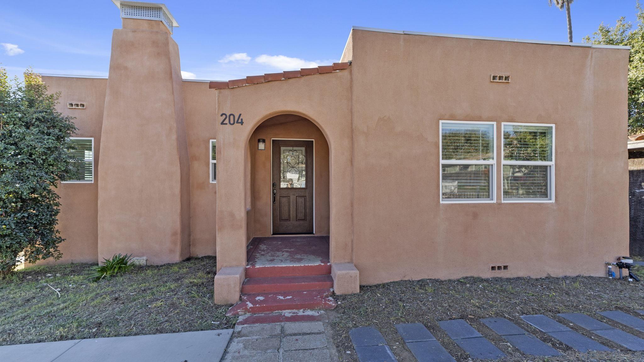 Detail Gallery Image 2 of 40 For 204 N Citrus Ave, Vista,  CA 92084 - 2 Beds | 1 Baths