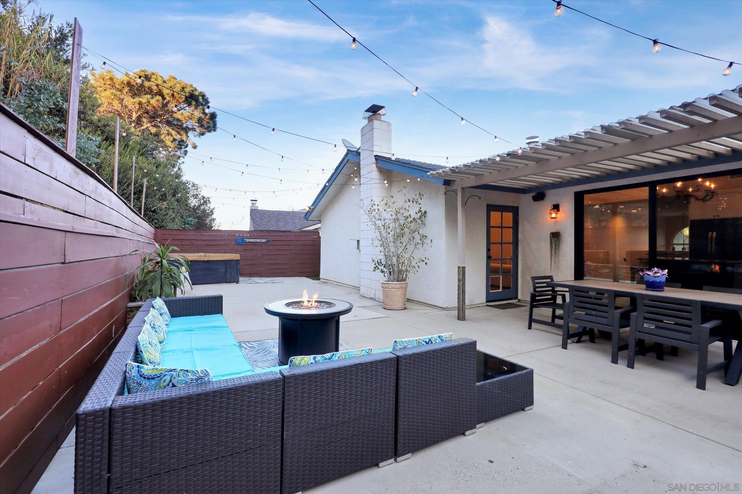 Detail Gallery Image 2 of 42 For Mendocino Blvd, San Diego,  CA 92107 - 5 Beds | 3 Baths