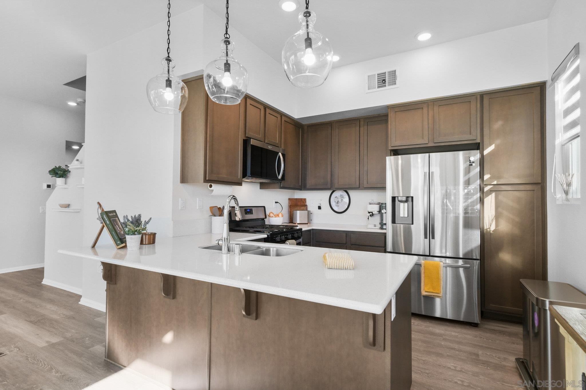 Detail Gallery Image 2 of 44 For 2034  Luzon Ln  #3,  Chula Vista,  CA 91915 - 3 Beds | 3 Baths