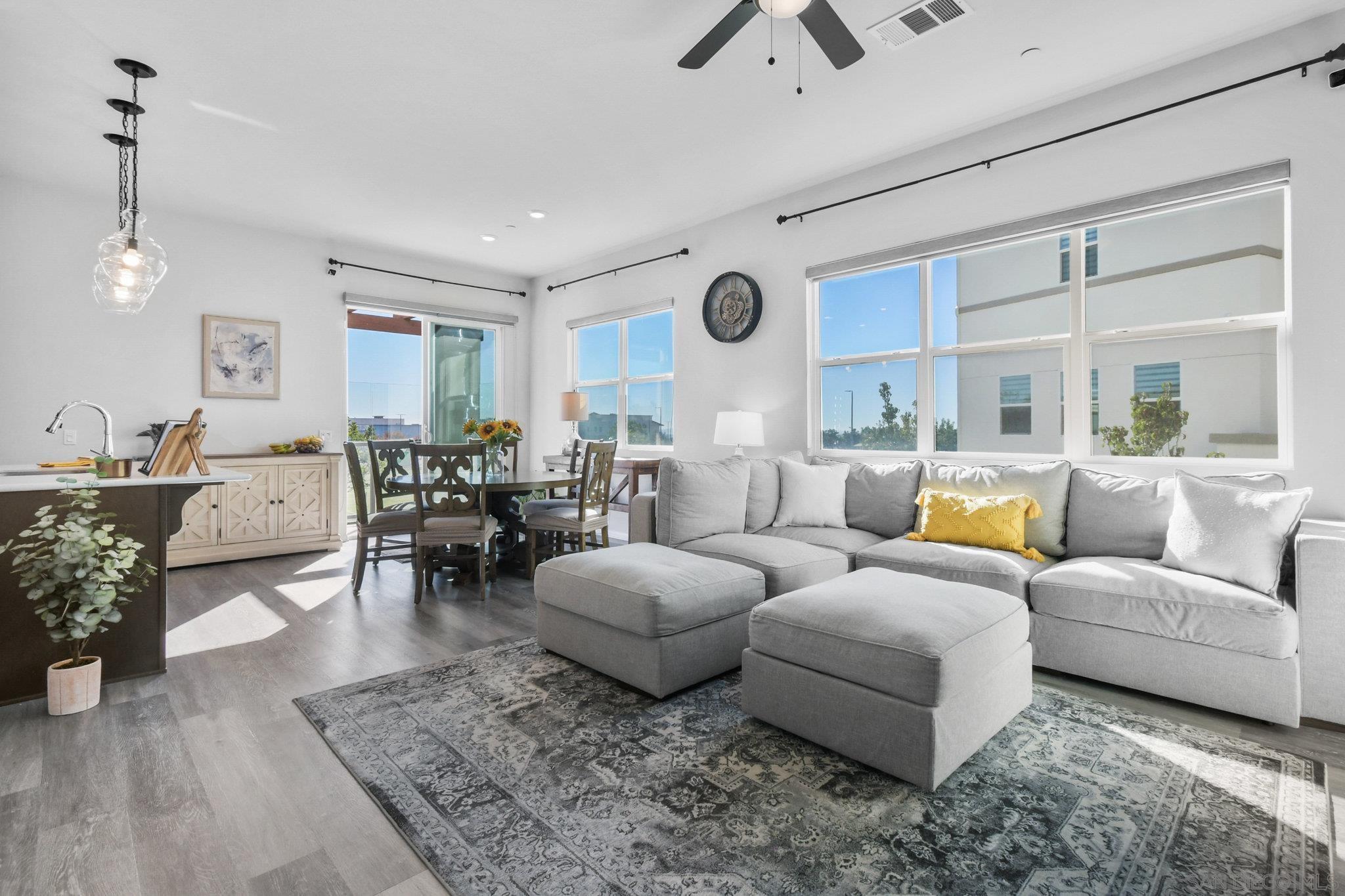 Detail Gallery Image 11 of 44 For 2034  Luzon Ln  #3,  Chula Vista,  CA 91915 - 3 Beds | 3 Baths