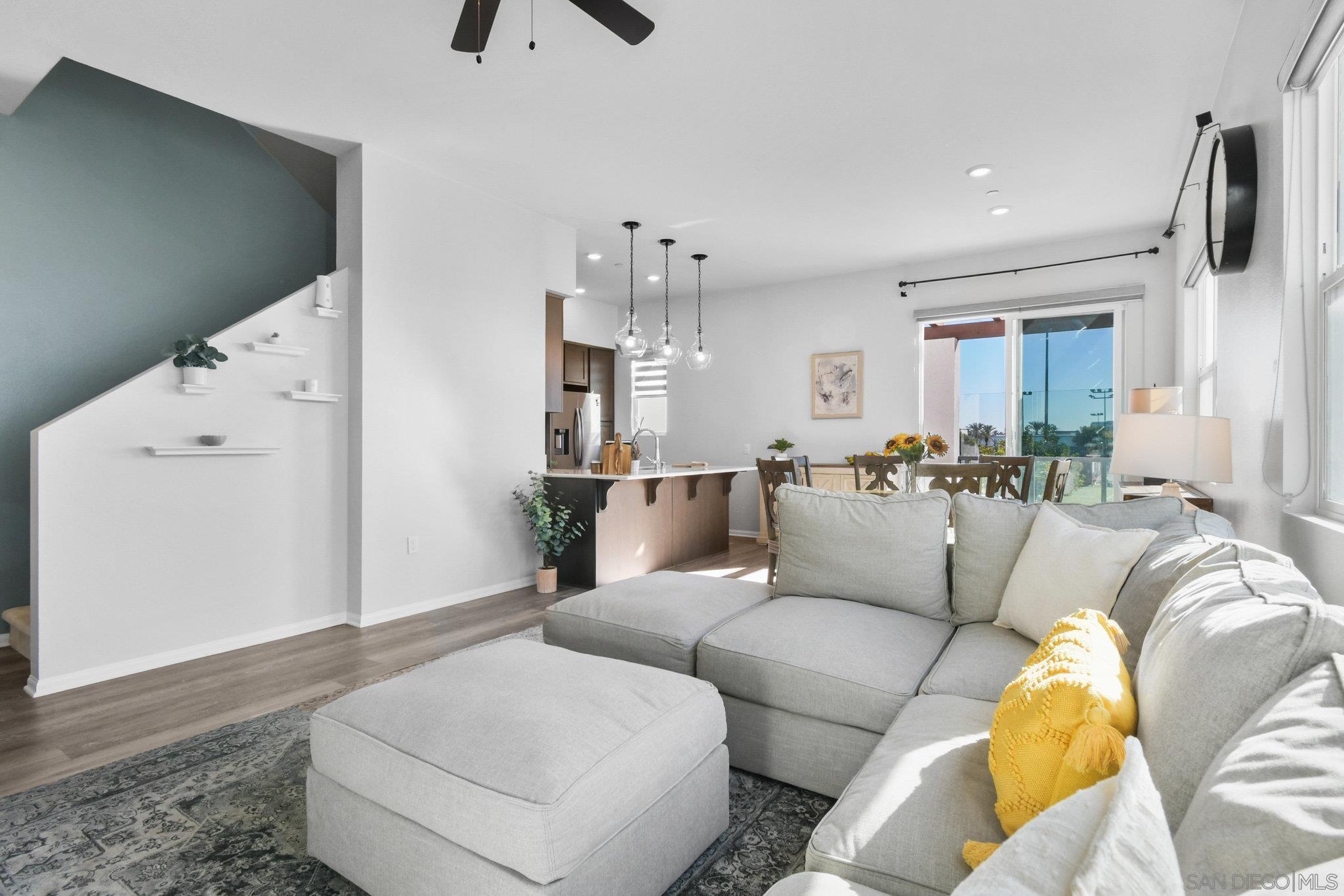 Detail Gallery Image 12 of 44 For 2034  Luzon Ln  #3,  Chula Vista,  CA 91915 - 3 Beds | 3 Baths