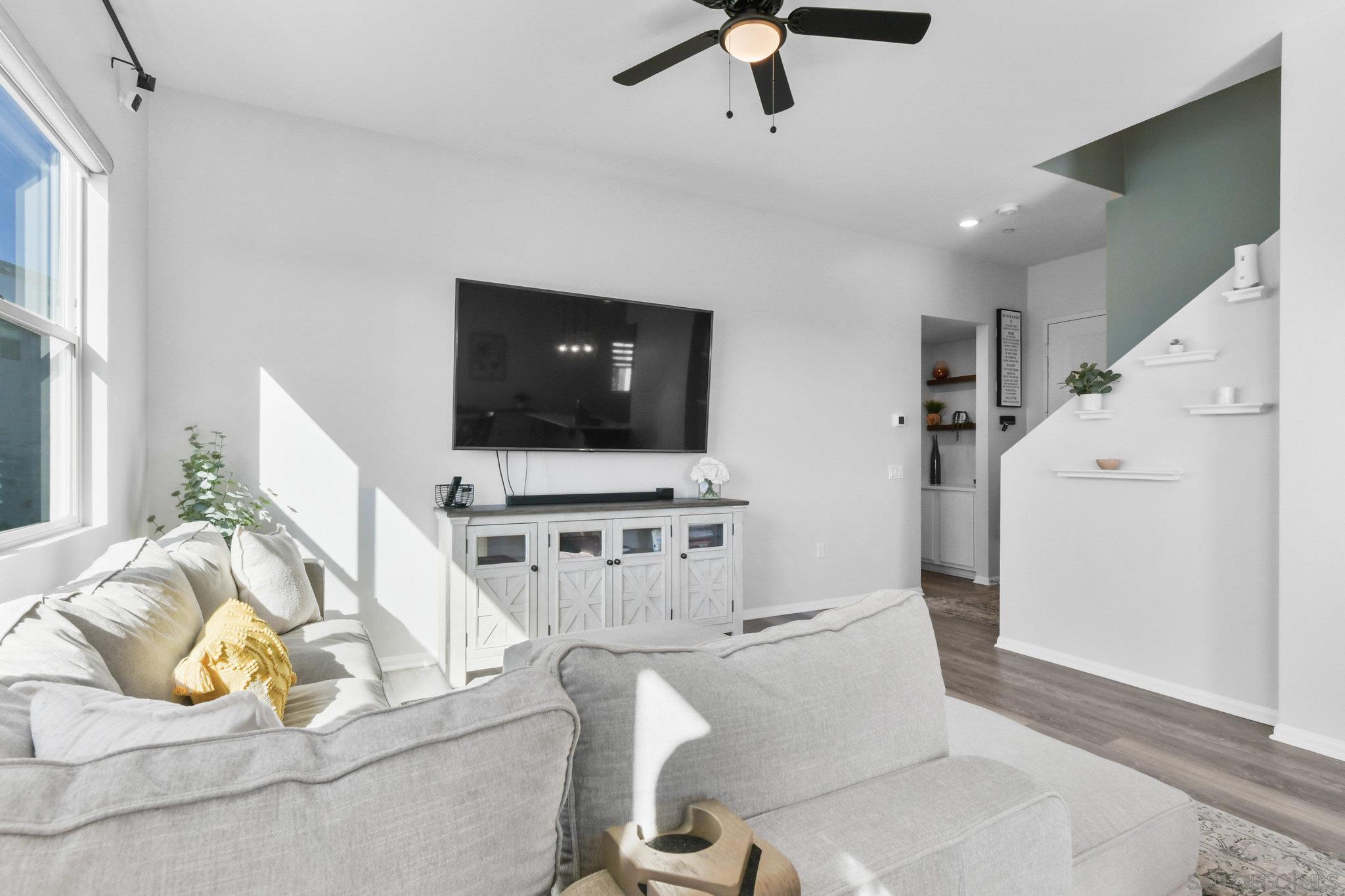 Detail Gallery Image 13 of 44 For 2034  Luzon Ln  #3,  Chula Vista,  CA 91915 - 3 Beds | 3 Baths