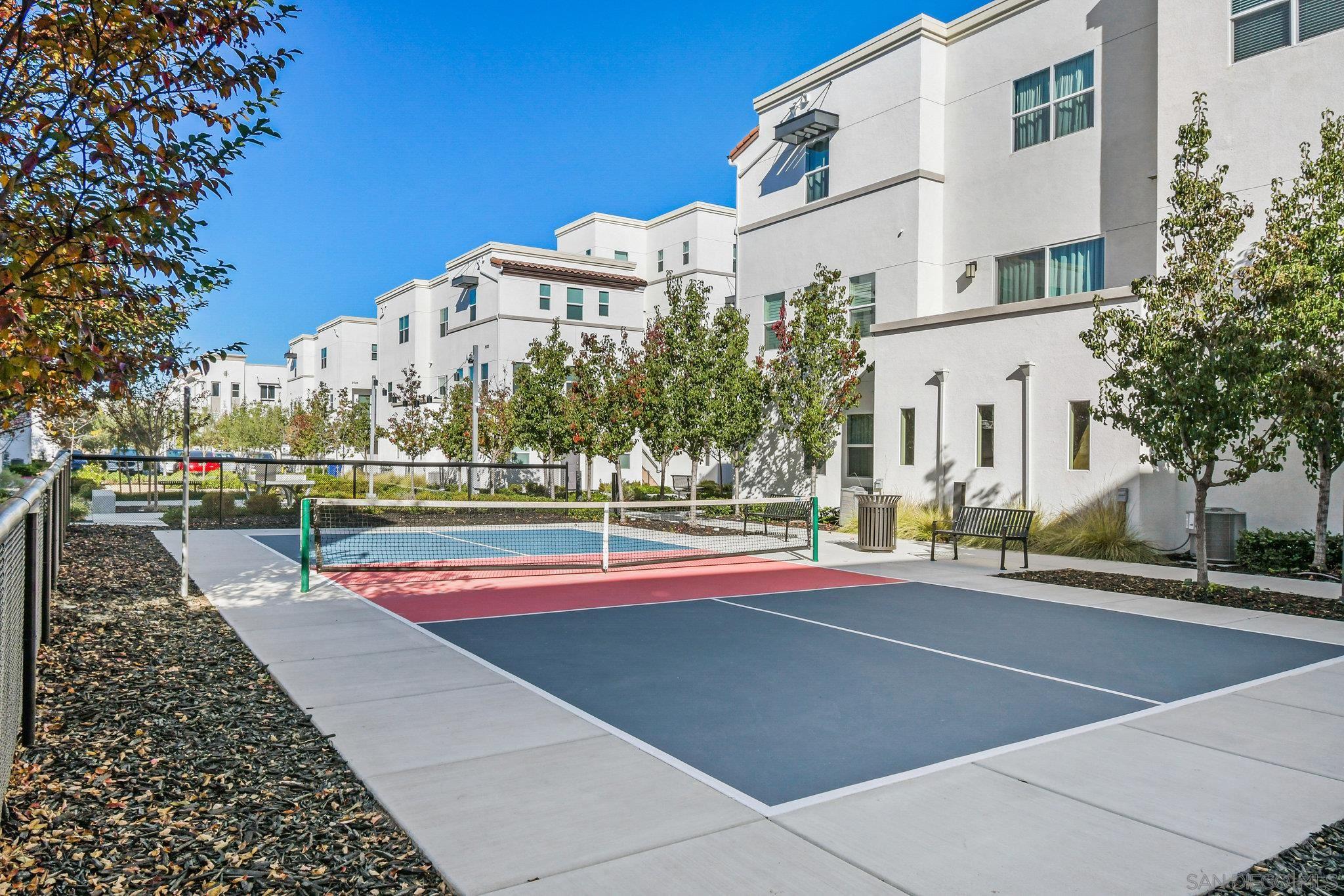 Detail Gallery Image 18 of 44 For 2034  Luzon Ln  #3,  Chula Vista,  CA 91915 - 3 Beds | 3 Baths